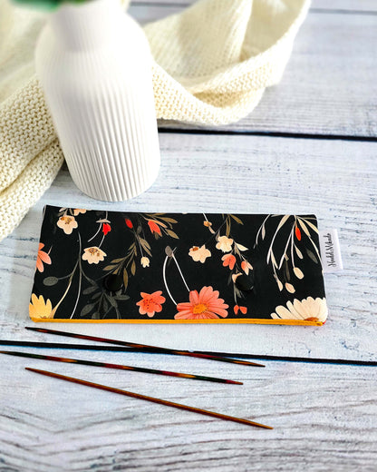 Nadelgarage Wild Meadow, Stricknadel-Aufbewahrung mit Blumenmotiv, Bayern, handgenäht, Nadelmikado