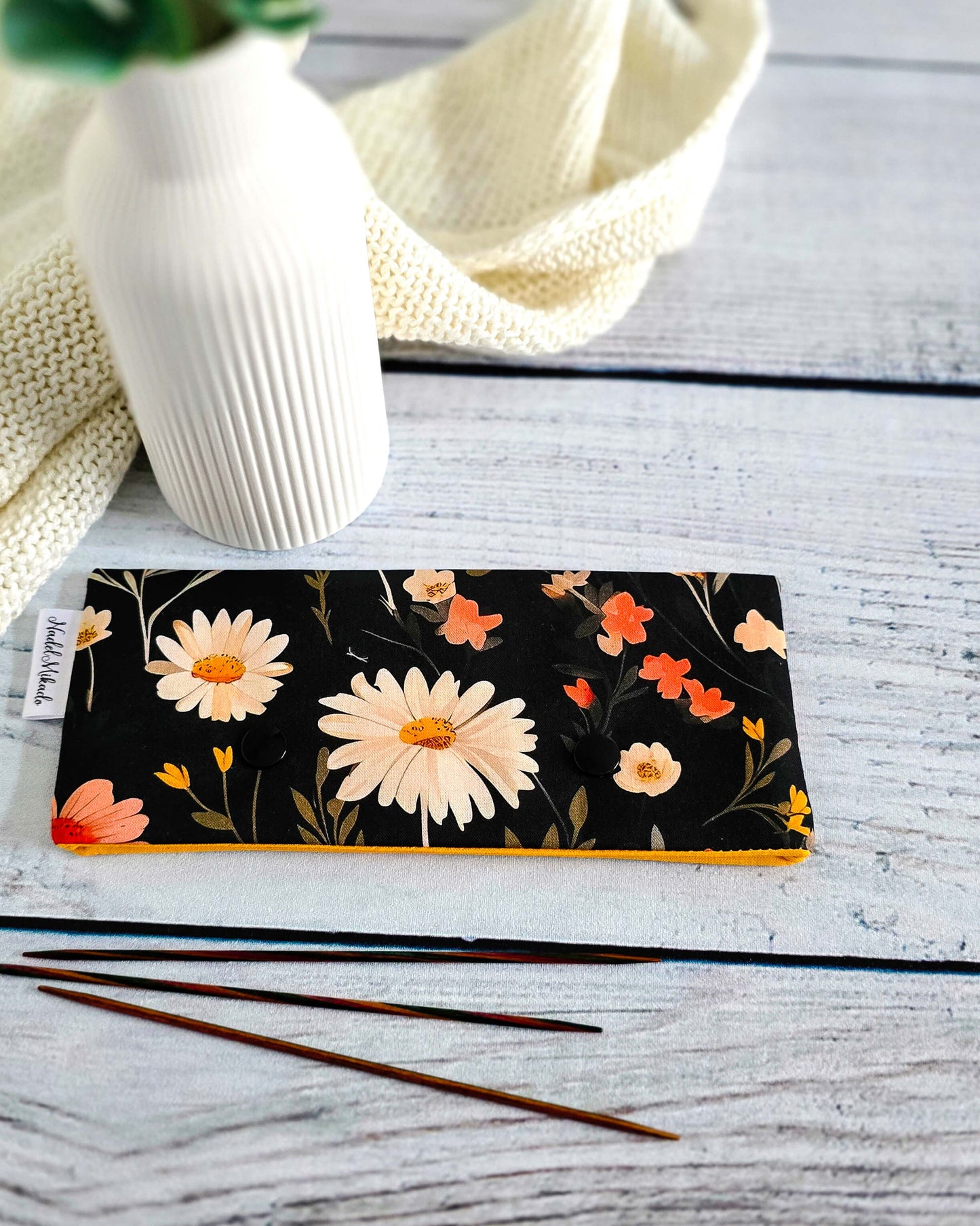 Nadelgarage Wild Meadow, Stricknadel-Aufbewahrung mit Blumenmotiv, Bayern, handgenäht, Nadelmikado