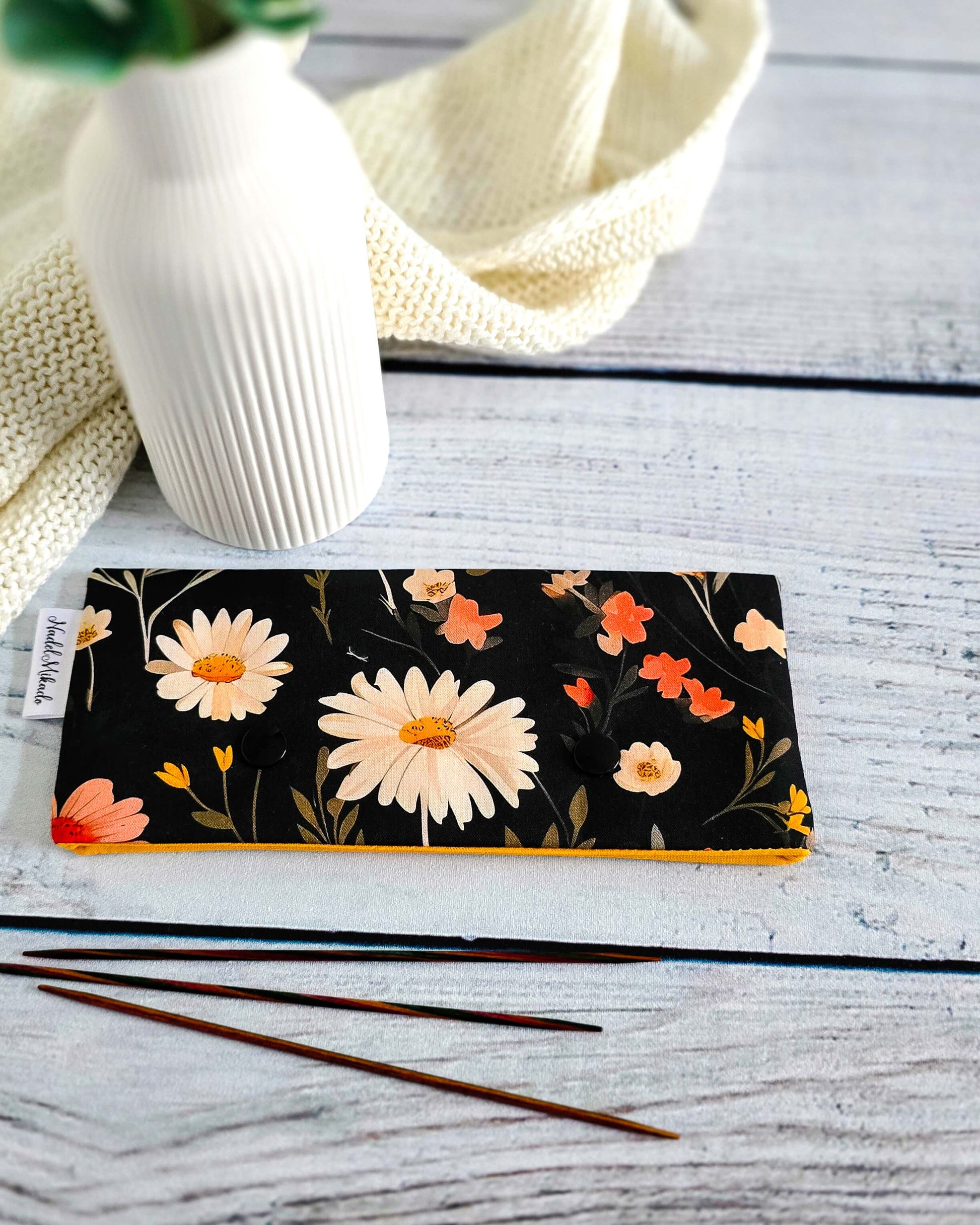 Nadelgarage Wild Meadow, Stricknadel-Aufbewahrung mit Blumenmotiv, Bayern, handgenäht, Nadelmikado