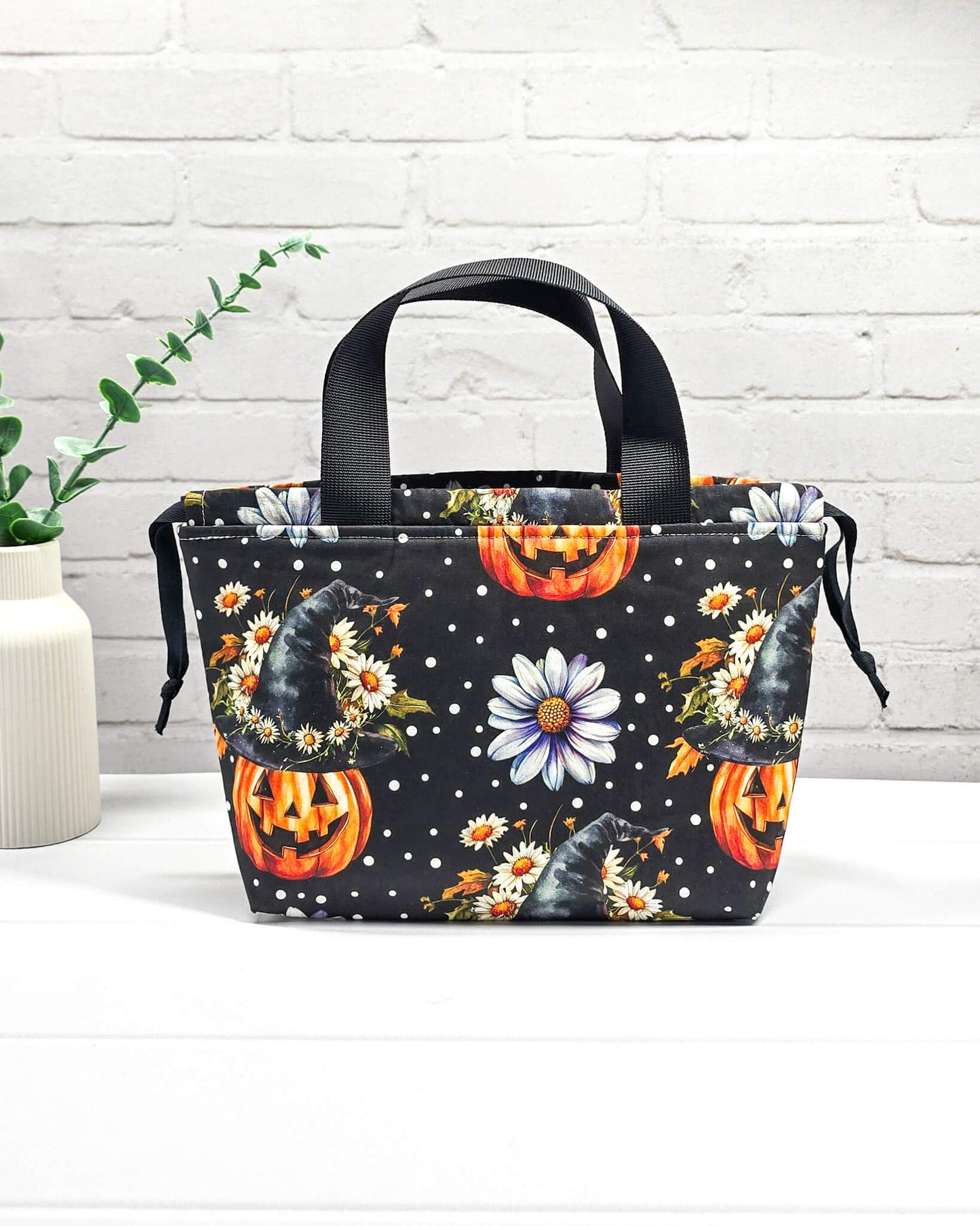 Projekttasche Alva S mit Halloween-Motiv (Kürbisse und Hexenhüte) und schwarzen Gurtband-Henkeln - handgenäht in Bayern von Nadelmikado