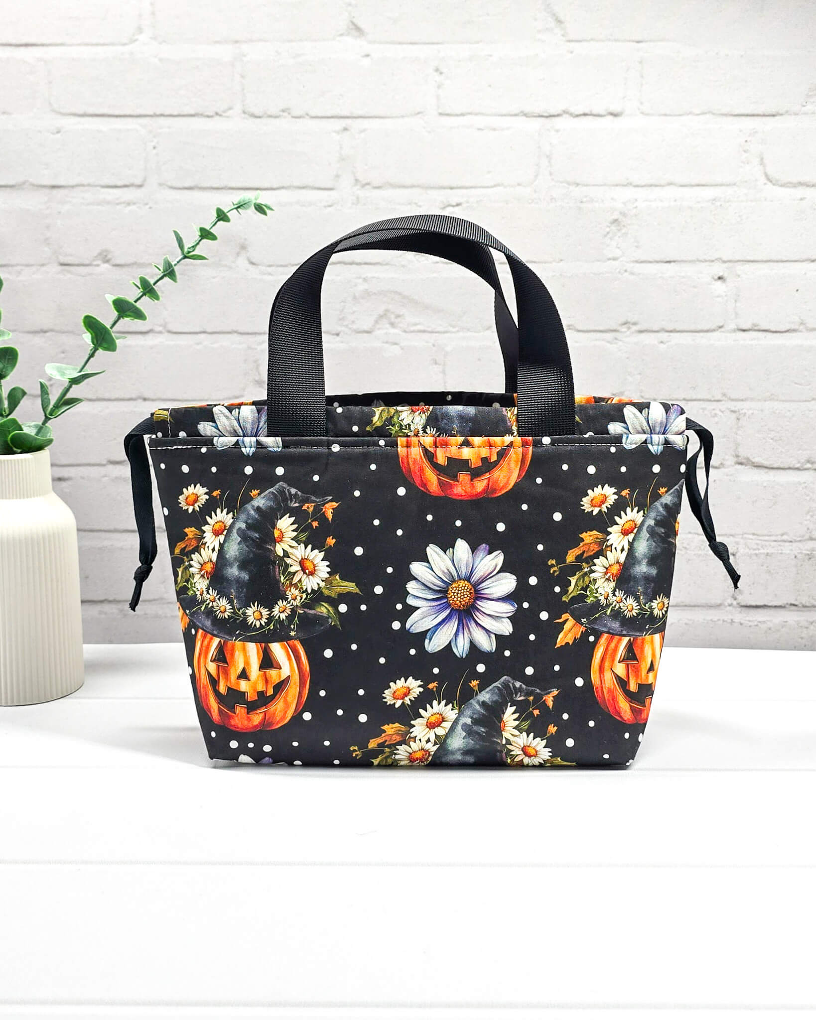 Projekttasche Alva S mit Halloween-Motiv (Kürbisse und Hexenhüte) und schwarzen Gurtband-Henkeln - handgenäht in Bayern von Nadelmikado