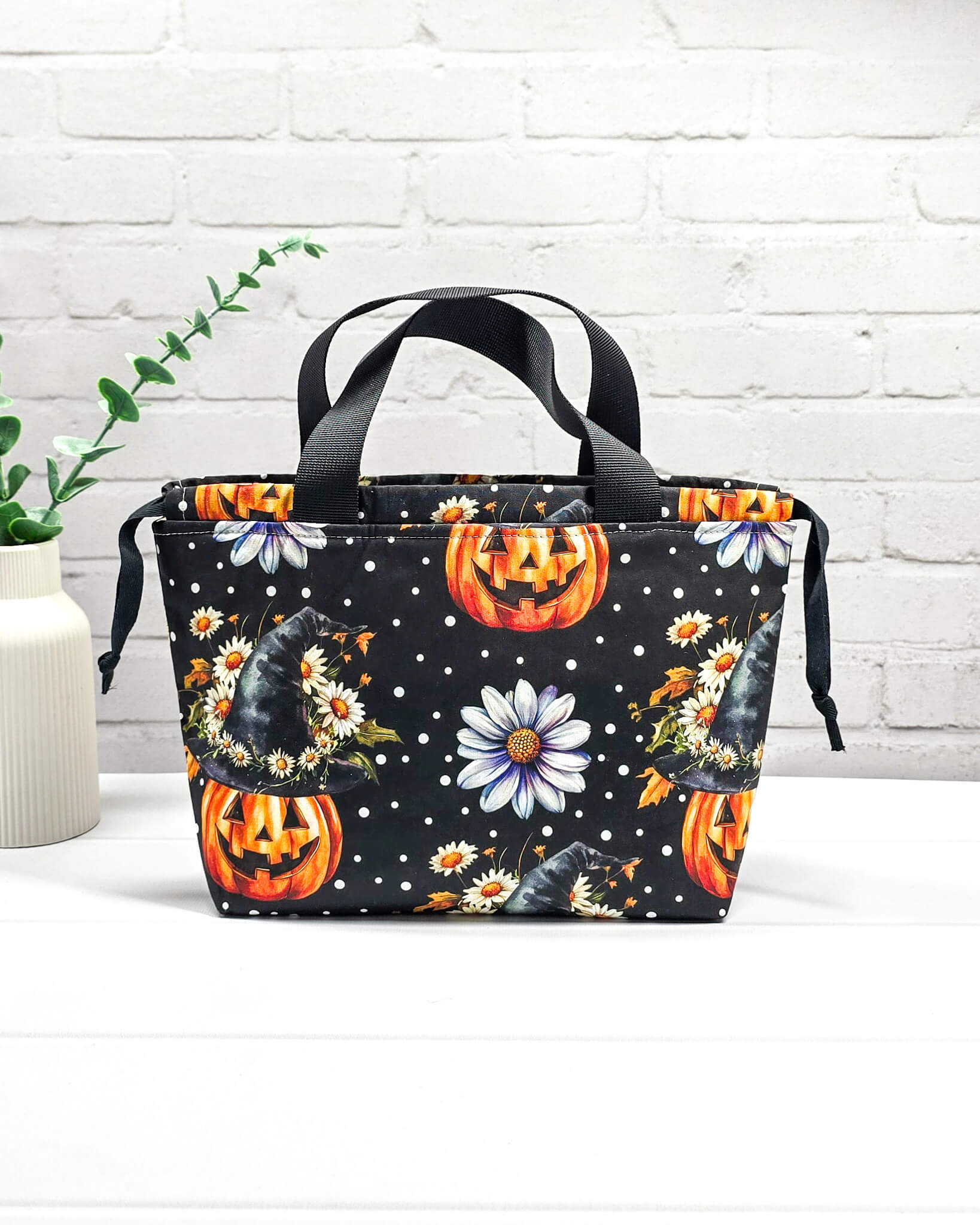 Projekttasche Alva S mit Halloween-Motiv (Kürbisse und Hexenhüte) und schwarzen Gurtband-Henkeln - handgenäht in Bayern von Nadelmikado