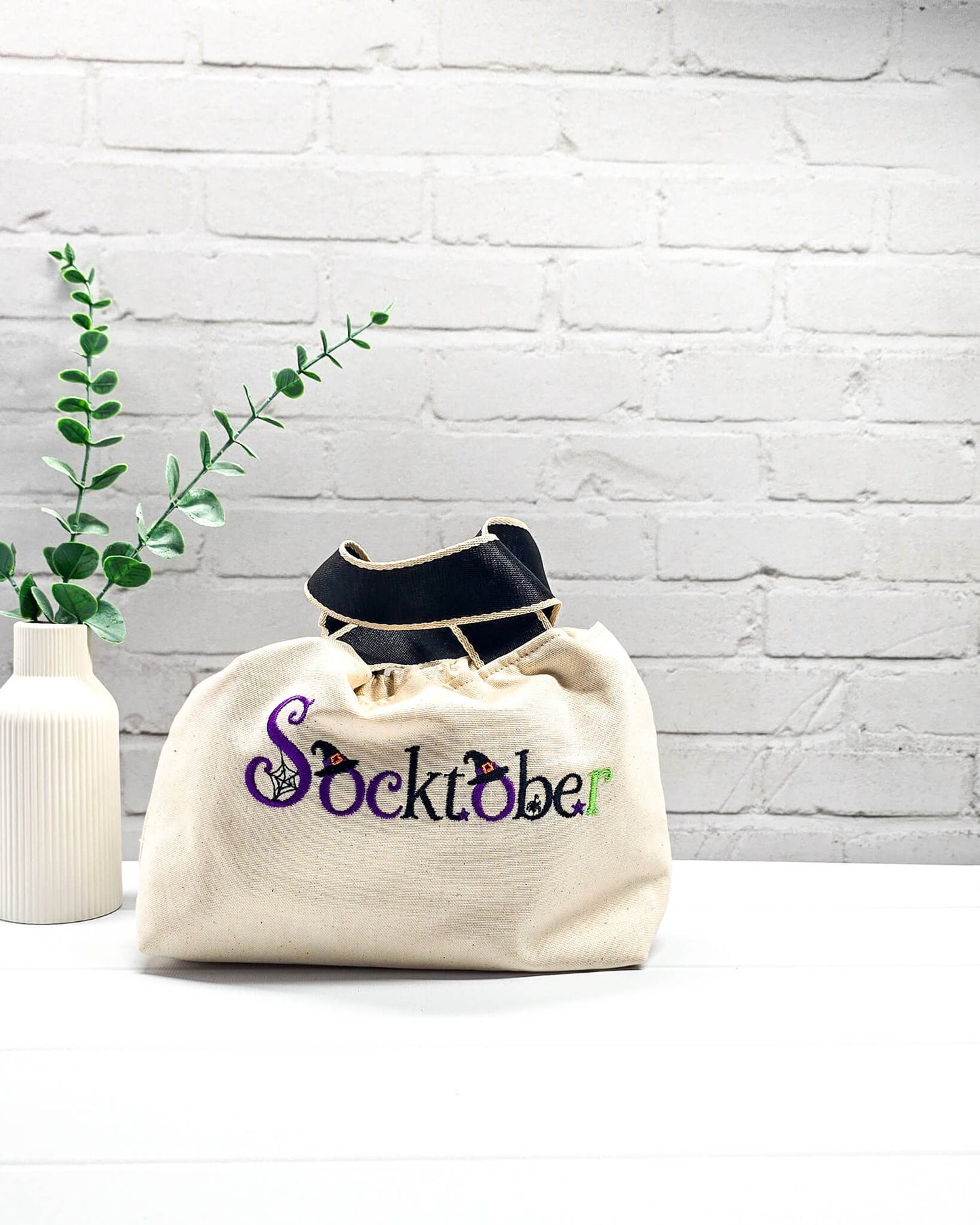 Stricktasche Alva S aus hellem Canvas mit besticktem Socktober-Schriftzug, Hexenhüten und Spinnennetz, handgenäht in Bayern von NadelMikado