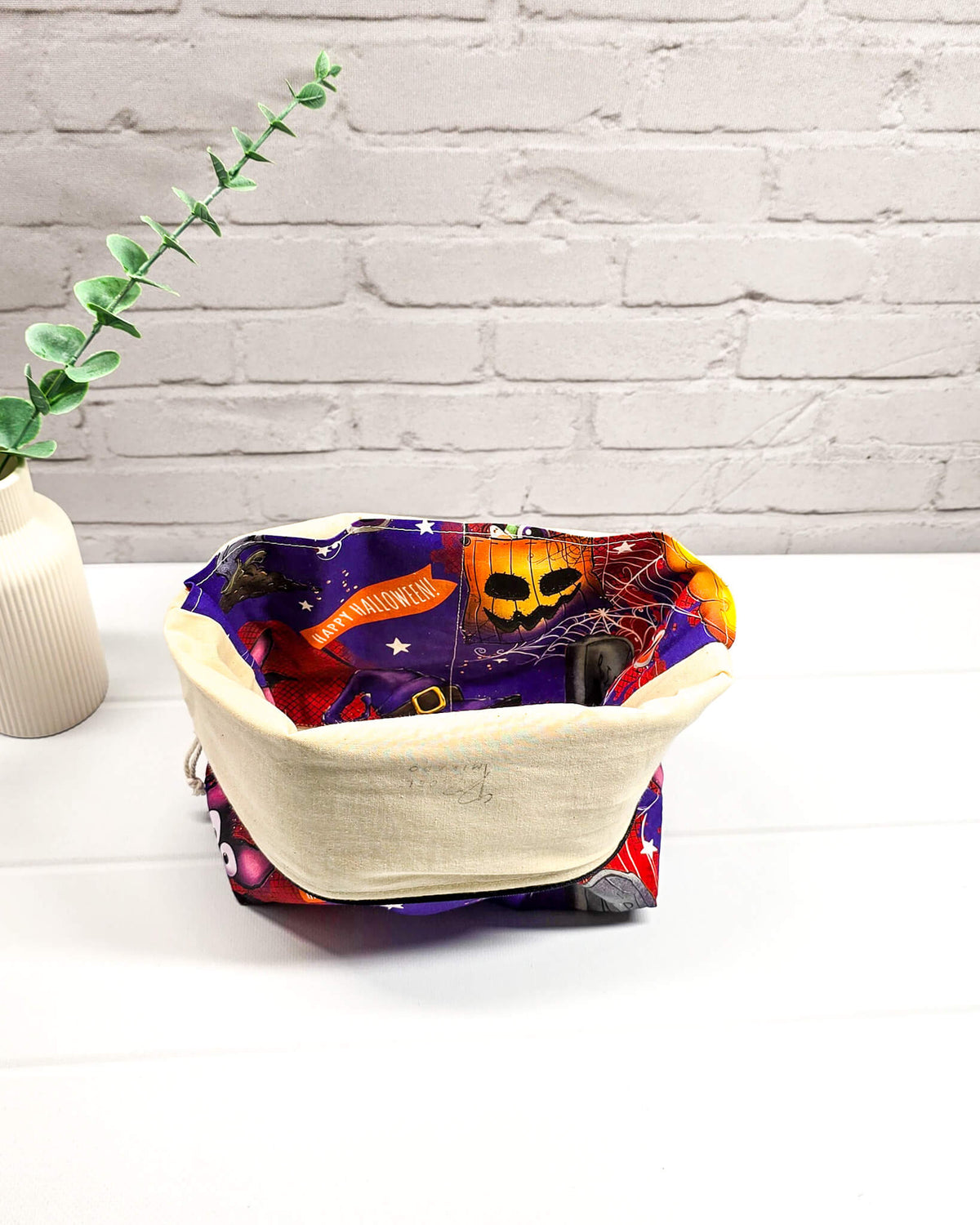 Projekttasche mit Fledermäusen, Kürbissen, Spinnennetzen und Halloween-Motiven. Handgenäht in Bayern von NadelMikado.