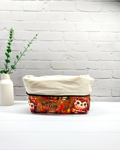 Stricktasche Isvind M Autumn Cozy für Wolle und Strickzubehör mit Igeln, Kürbissen und Herbstmotiven – handgenäht in Bayern von NadelMikad
