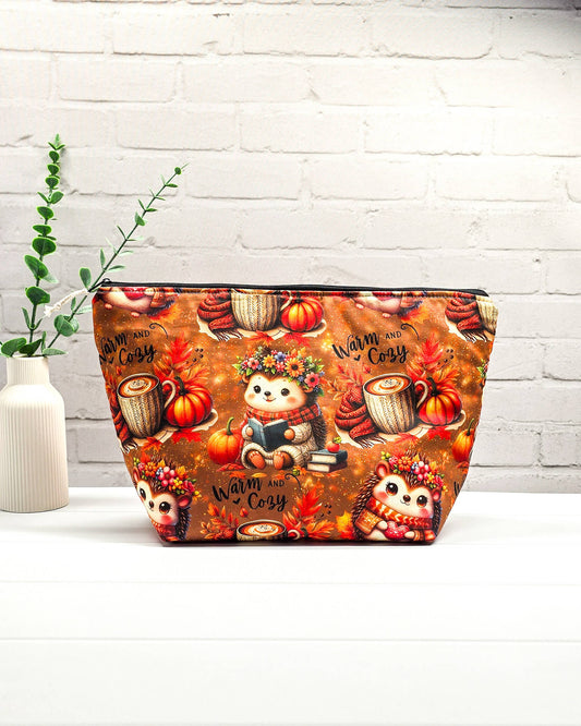 Stricktasche Isvind M Autumn Cozy für Wolle und Strickzubehör mit Igeln, Kürbissen und Herbstmotiven – handgenäht in Bayern von NadelMikad