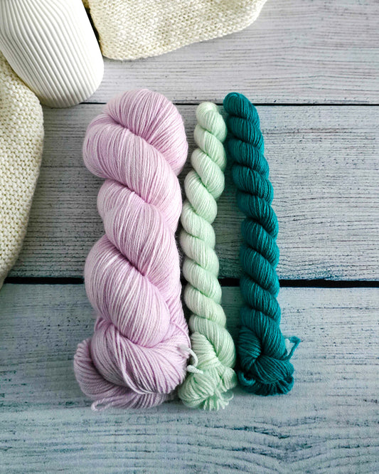 Handgefärbte Sockenwolle in Flieder, Mint und Petrol – Nadelmikado