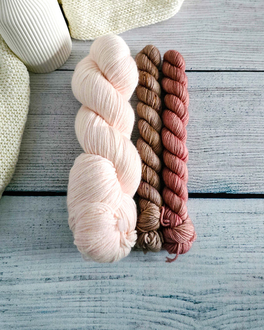 Super Sock Set Tea Roses Coral by Laurelknits – handgefärbte Sockenwolle -  Nadelmikado, handgenähte Projekttaschen aus Bayern