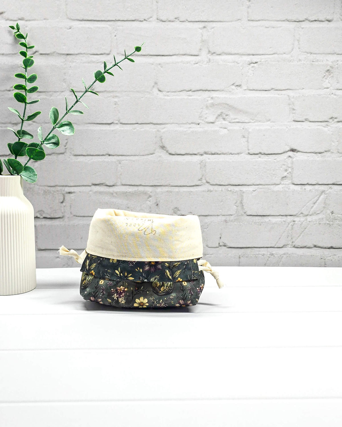 Kleine handgemachte Stricktasche für 50 g Wolle mit dunklem botanischem Muster, Blüten und Apothekerfläschchen. Handgenäht in Bayern von NadelMikado.