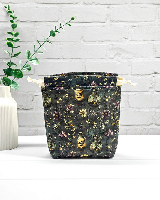 Kleine handgemachte Stricktasche für 50 g Wolle mit dunklem botanischem Muster, Blüten und Apothekerfläschchen. Handgenäht in Bayern von NadelMikado.