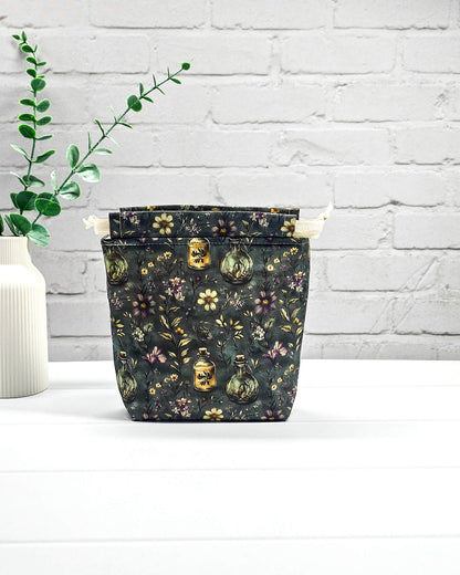 Kleine handgemachte Stricktasche für 50 g Wolle mit dunklem botanischem Muster, Blüten und Apothekerfläschchen. Handgenäht in Bayern von NadelMikado.