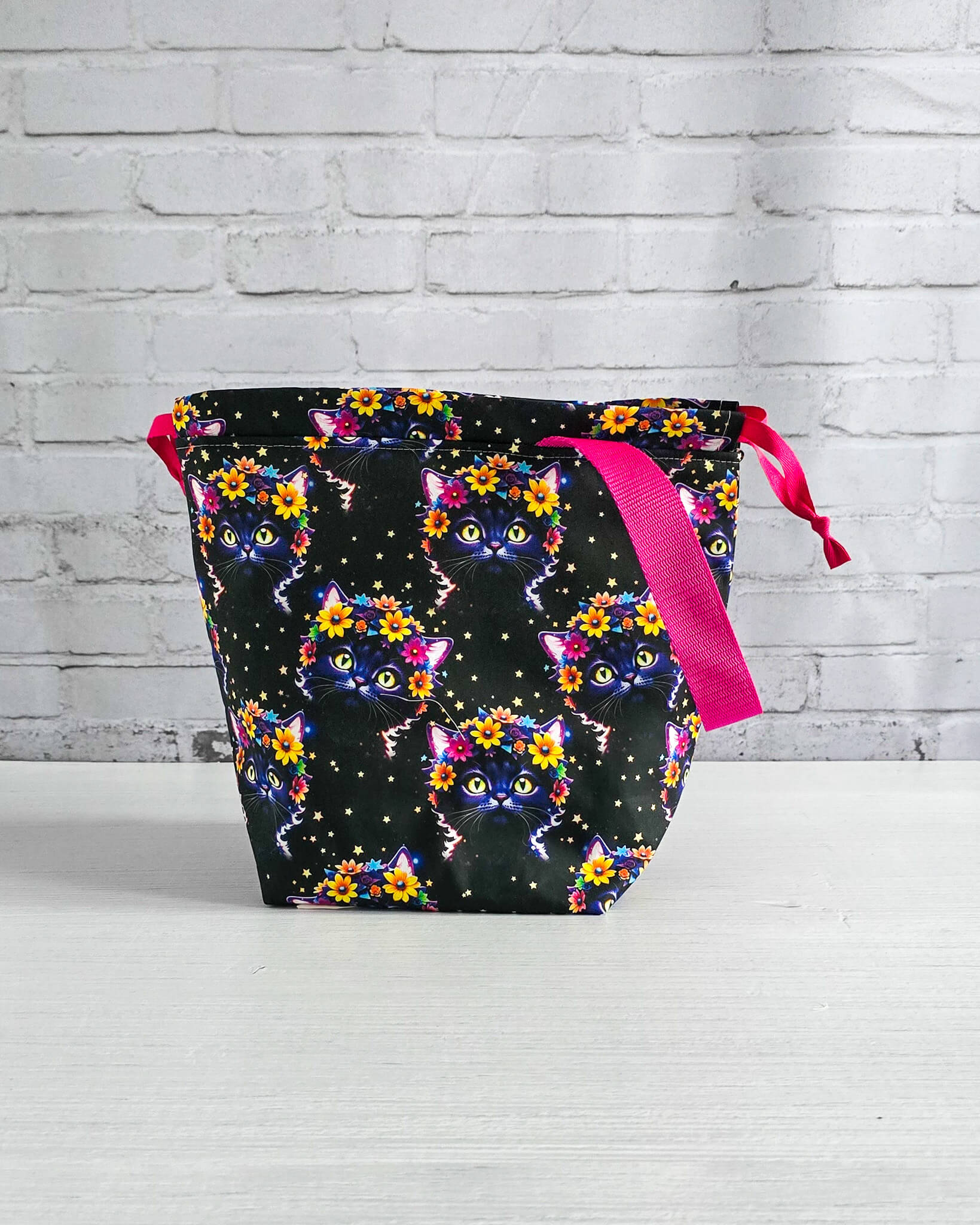 Tuva Bag M Projekttasche mit Katzenmotiv und Blumen - handgenäht in Bayern von Nadelmikado