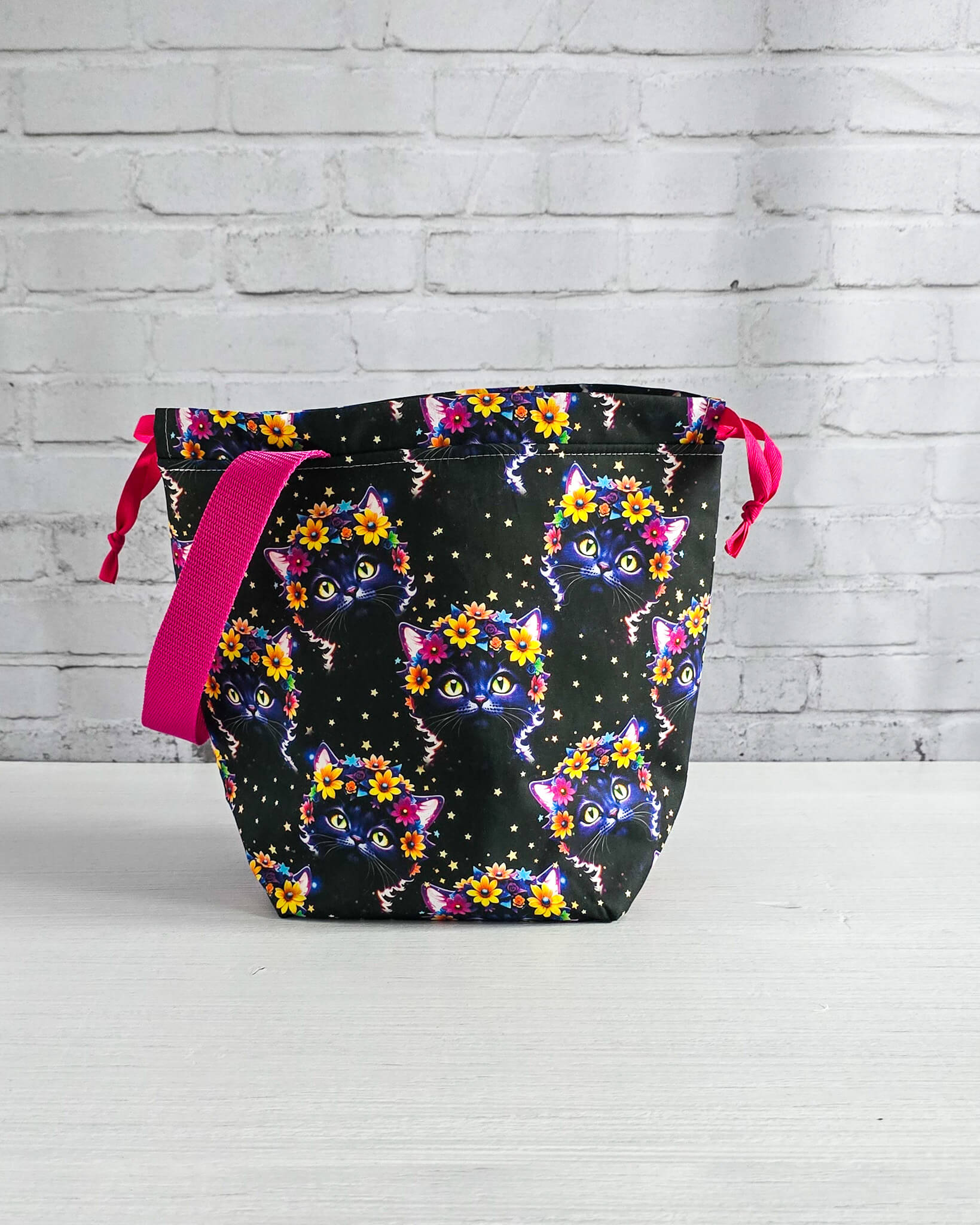 Tuva Bag M Projekttasche mit Katzenmotiv und Blumen - handgenäht in Bayern von Nadelmikado