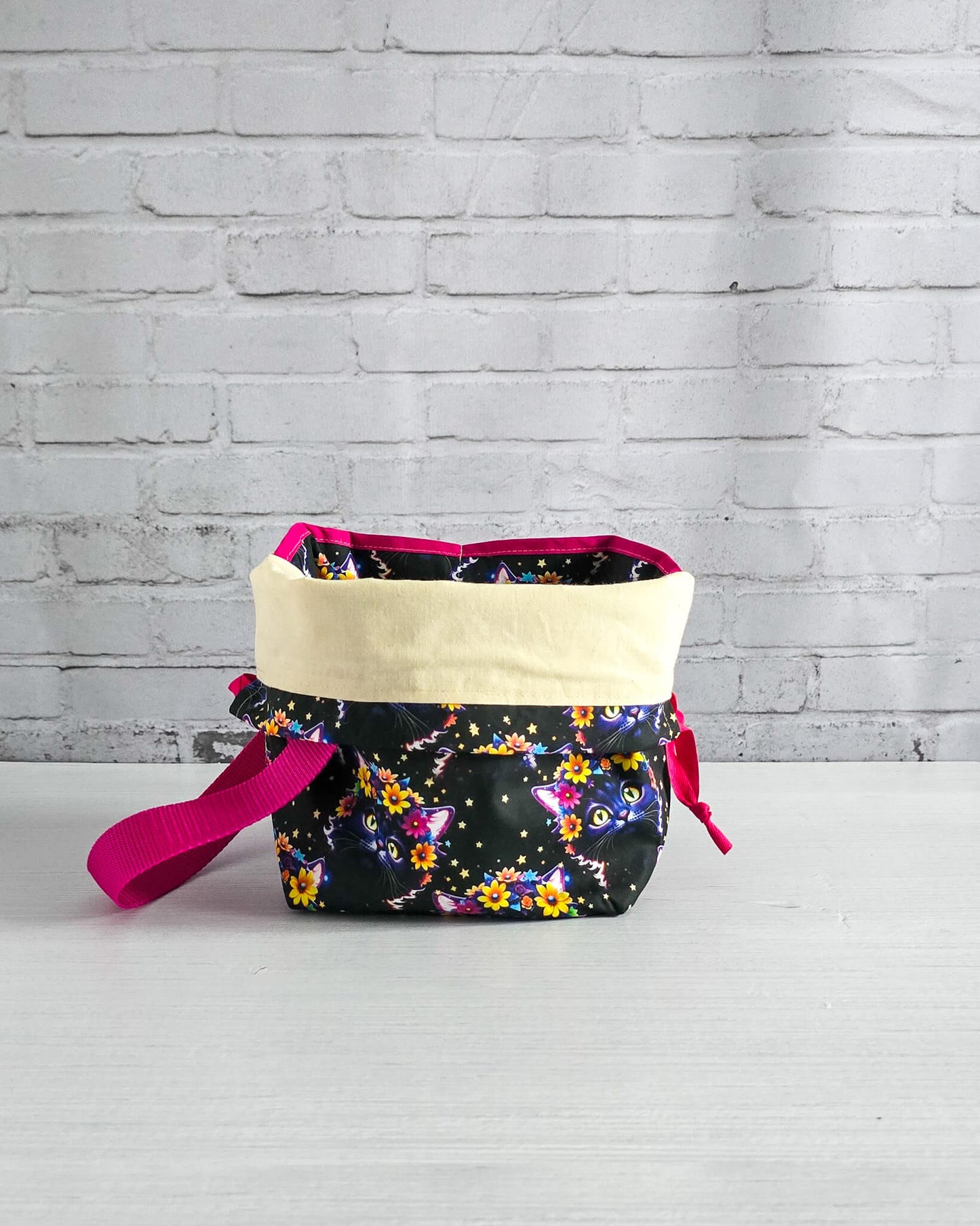 Tuva Bag M Projekttasche mit Katzenmotiv und Blumen - handgenäht in Bayern von Nadelmikado