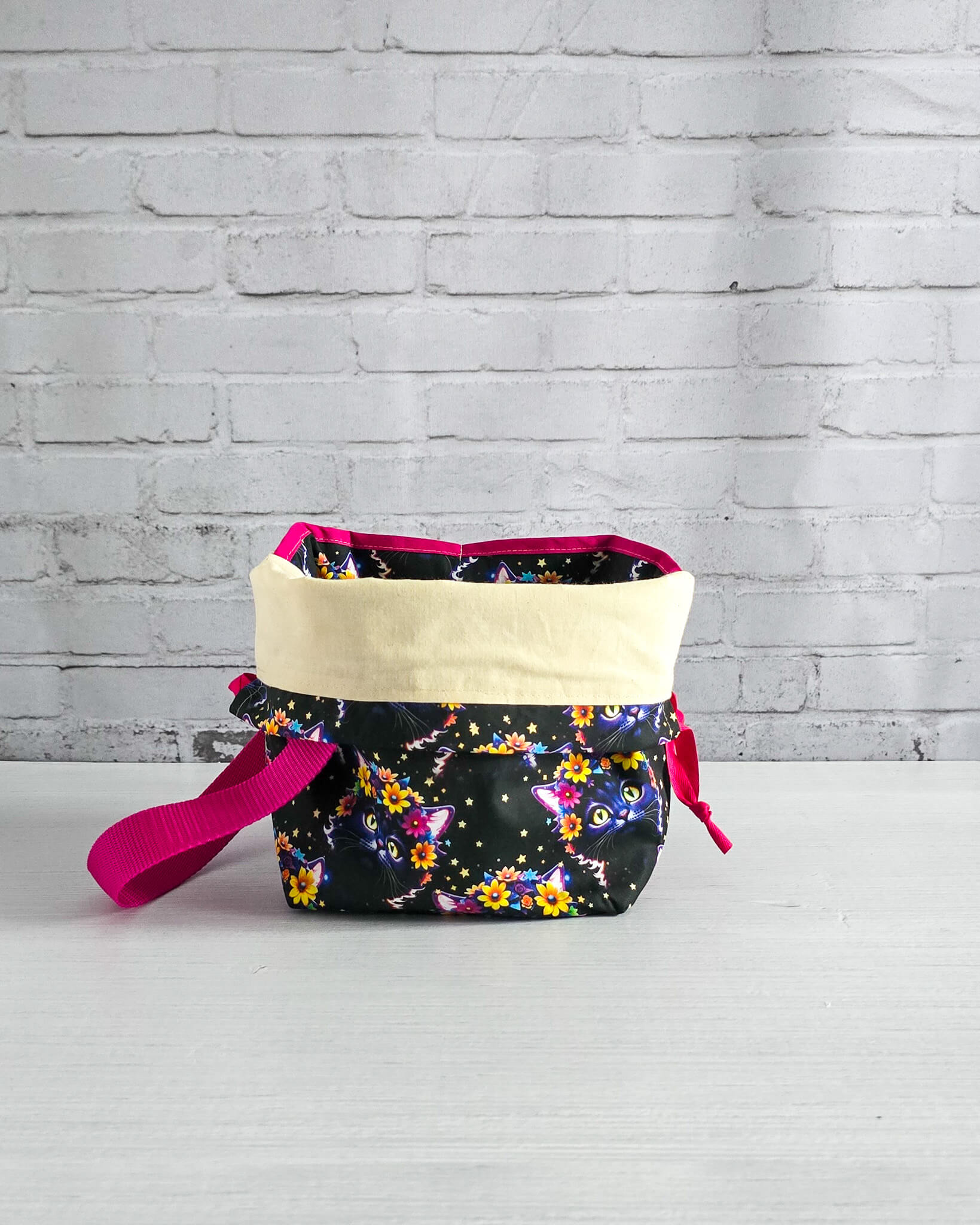 Tuva Bag M Projekttasche mit Katzenmotiv und Blumen - handgenäht in Bayern von Nadelmikado