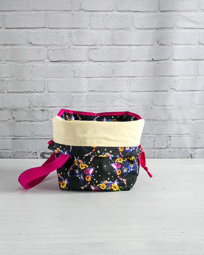 Tuva Bag M Projekttasche mit Katzenmotiv und Blumen - handgenäht in Bayern von Nadelmikado