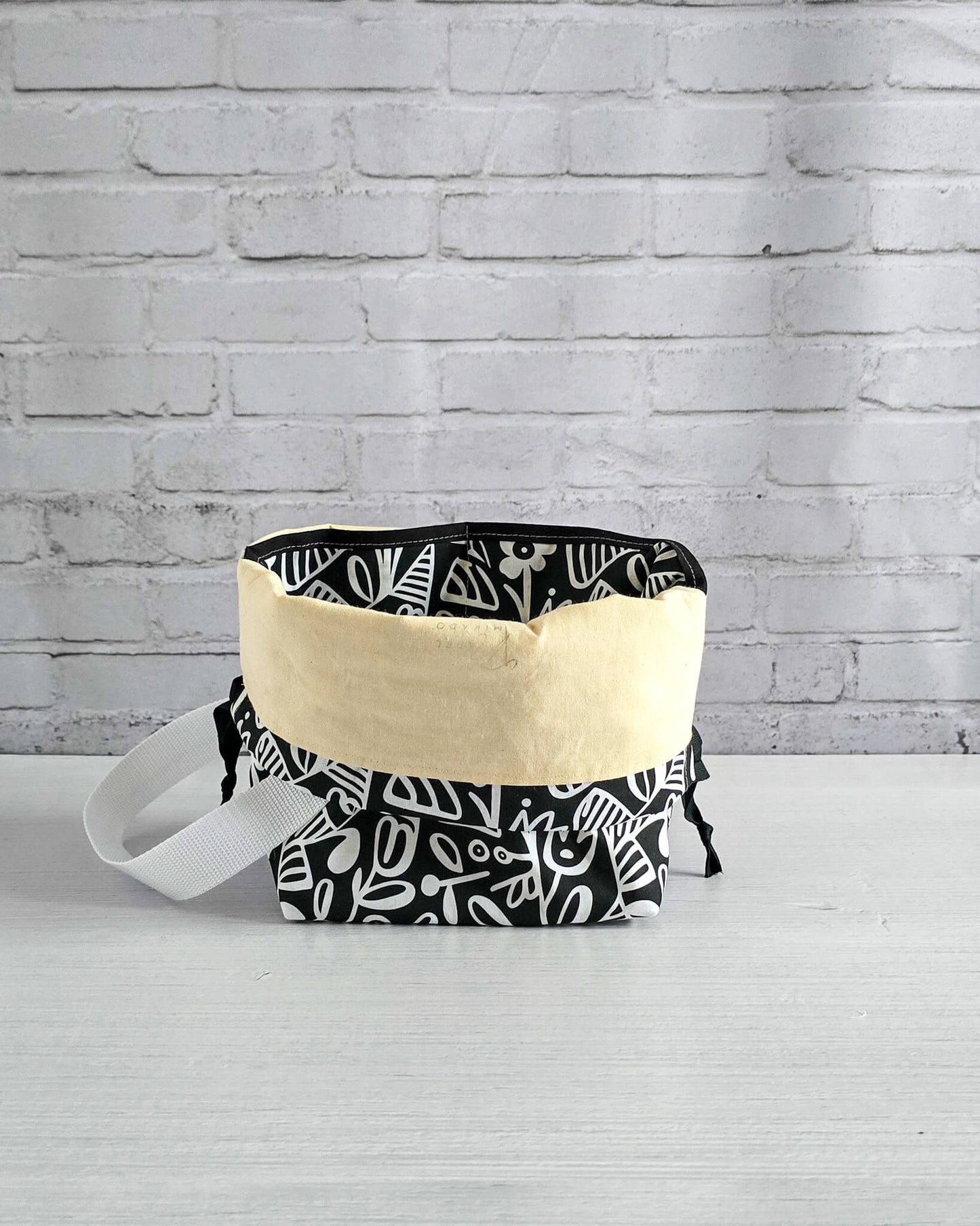 Tuva Bag M Projekttasche schwarz weiß grafisch - handgenäht in Bayern von Nadelmikado