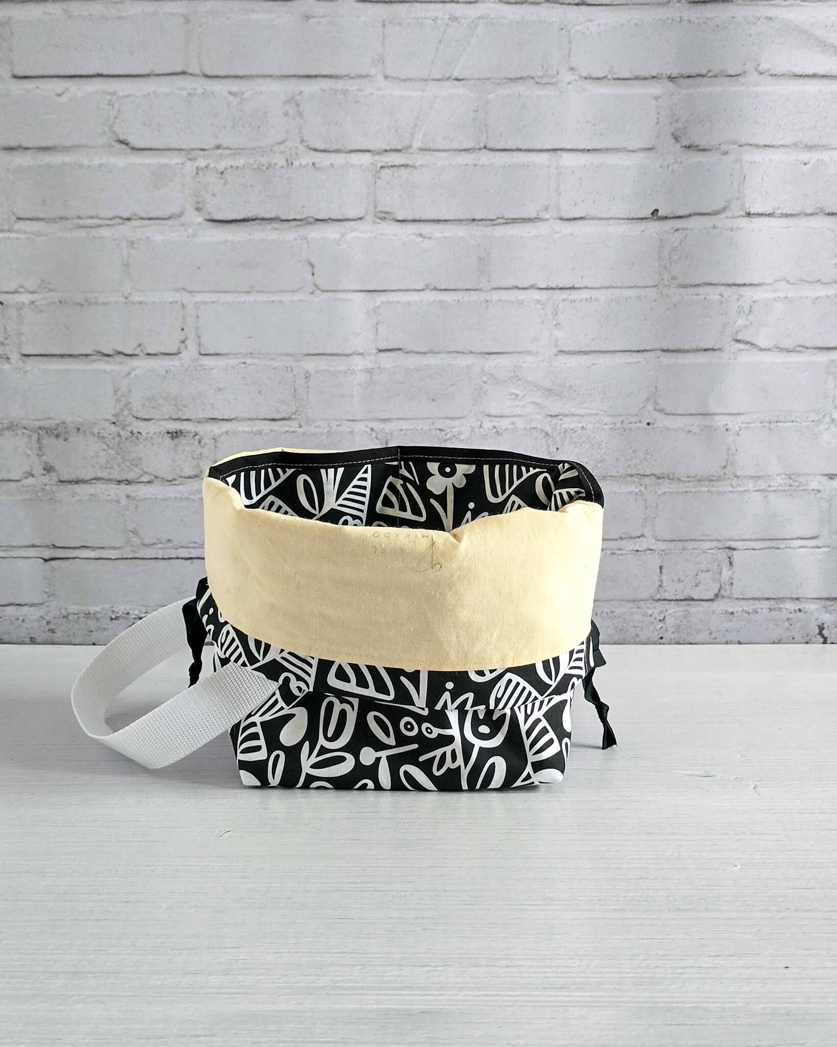 Tuva Bag M Projekttasche schwarz weiß grafisch - handgenäht in Bayern von Nadelmikado