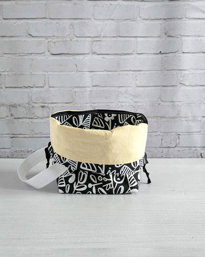 Tuva Bag M Projekttasche schwarz weiß grafisch - handgenäht in Bayern von Nadelmikado