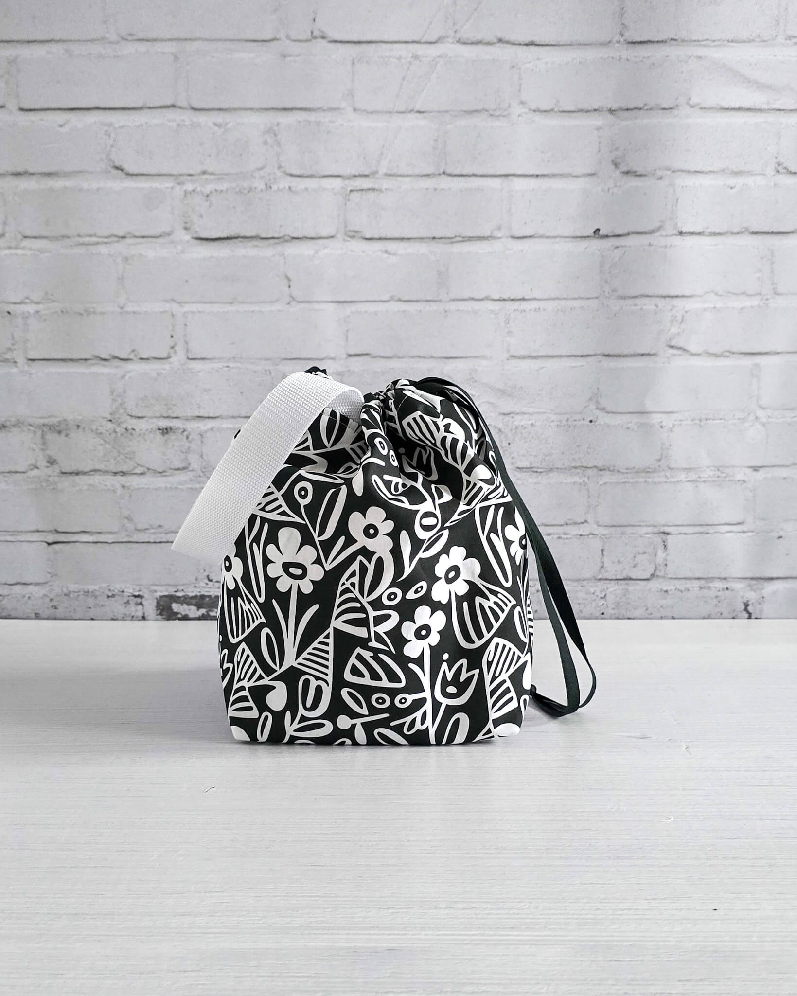 Tuva Bag M Projekttasche schwarz weiß grafisch - handgenäht in Bayern von Nadelmikado