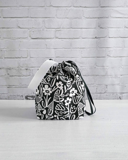 Tuva Bag M Projekttasche schwarz weiß grafisch - handgenäht in Bayern von Nadelmikado