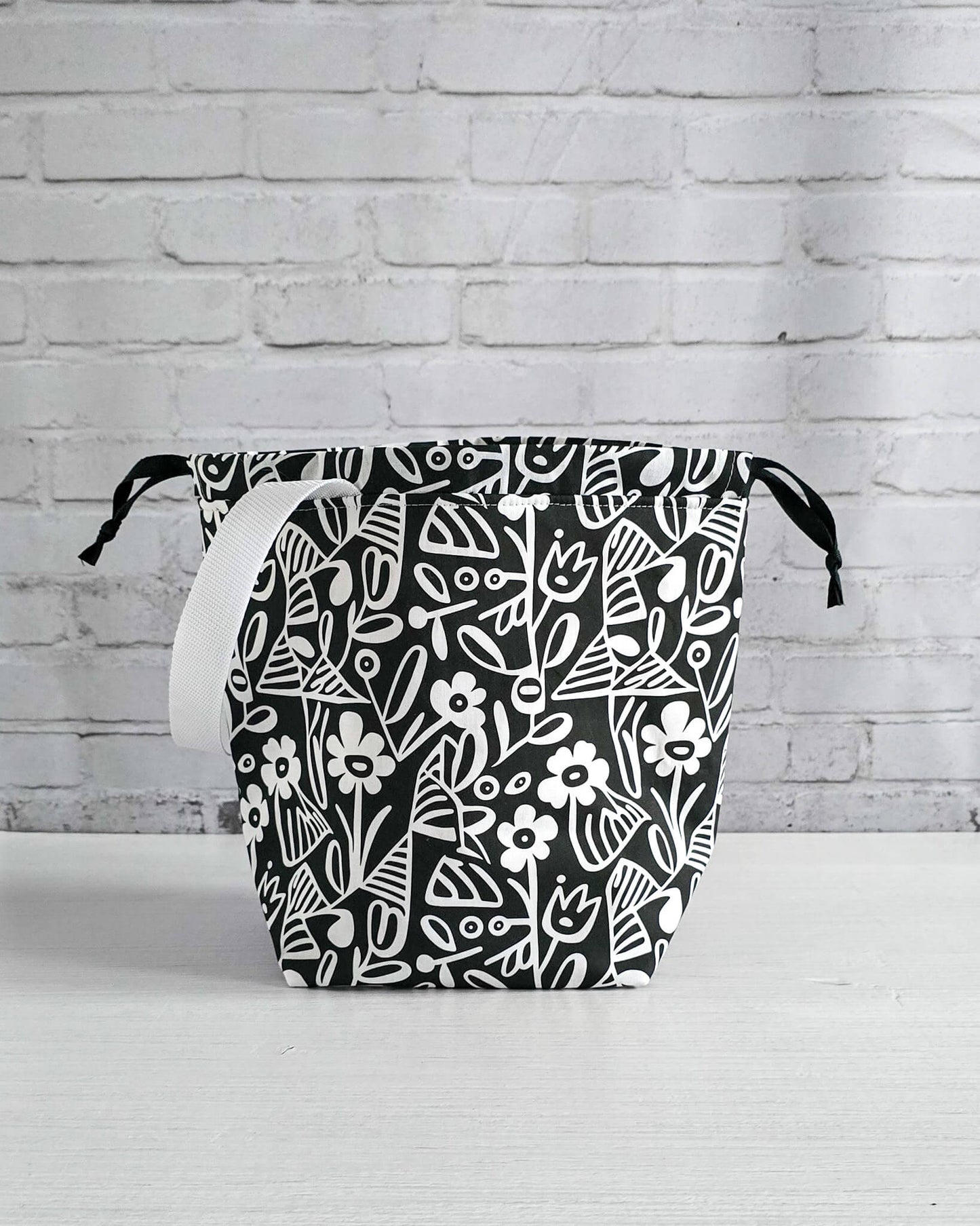 Tuva Bag M Projekttasche schwarz weiß grafisch - handgenäht in Bayern von Nadelmikado