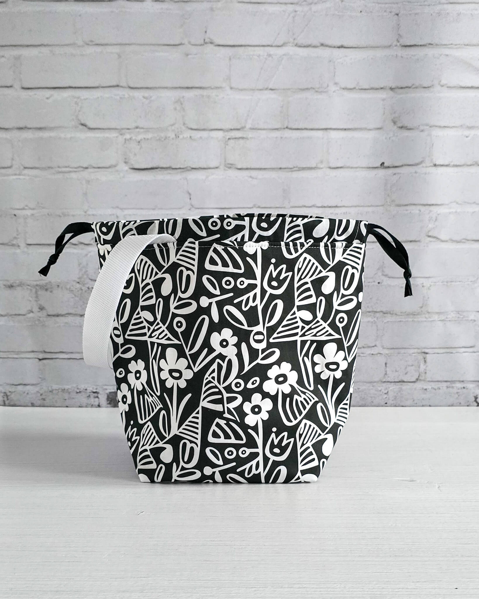Tuva Bag M Projekttasche schwarz weiß grafisch - handgenäht in Bayern von Nadelmikado