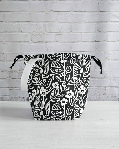 Tuva Bag M Projekttasche schwarz weiß grafisch - handgenäht in Bayern von Nadelmikado