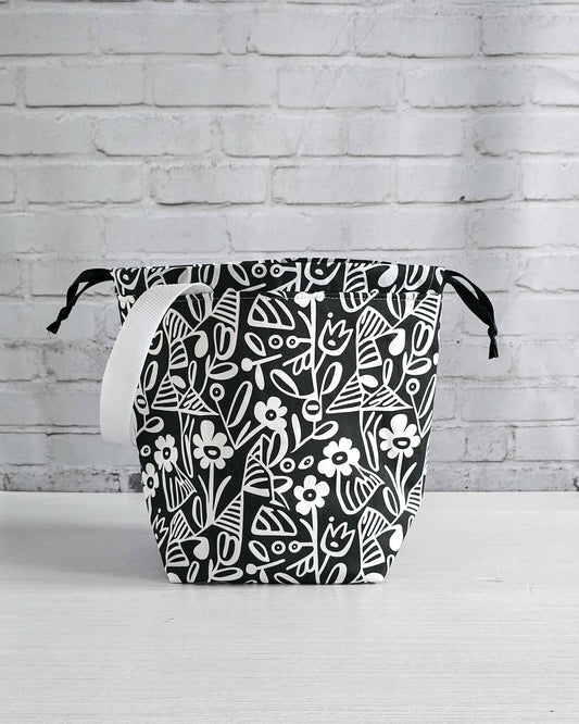 Tuva Bag M Projekttasche schwarz weiß grafisch - handgenäht in Bayern von Nadelmikado