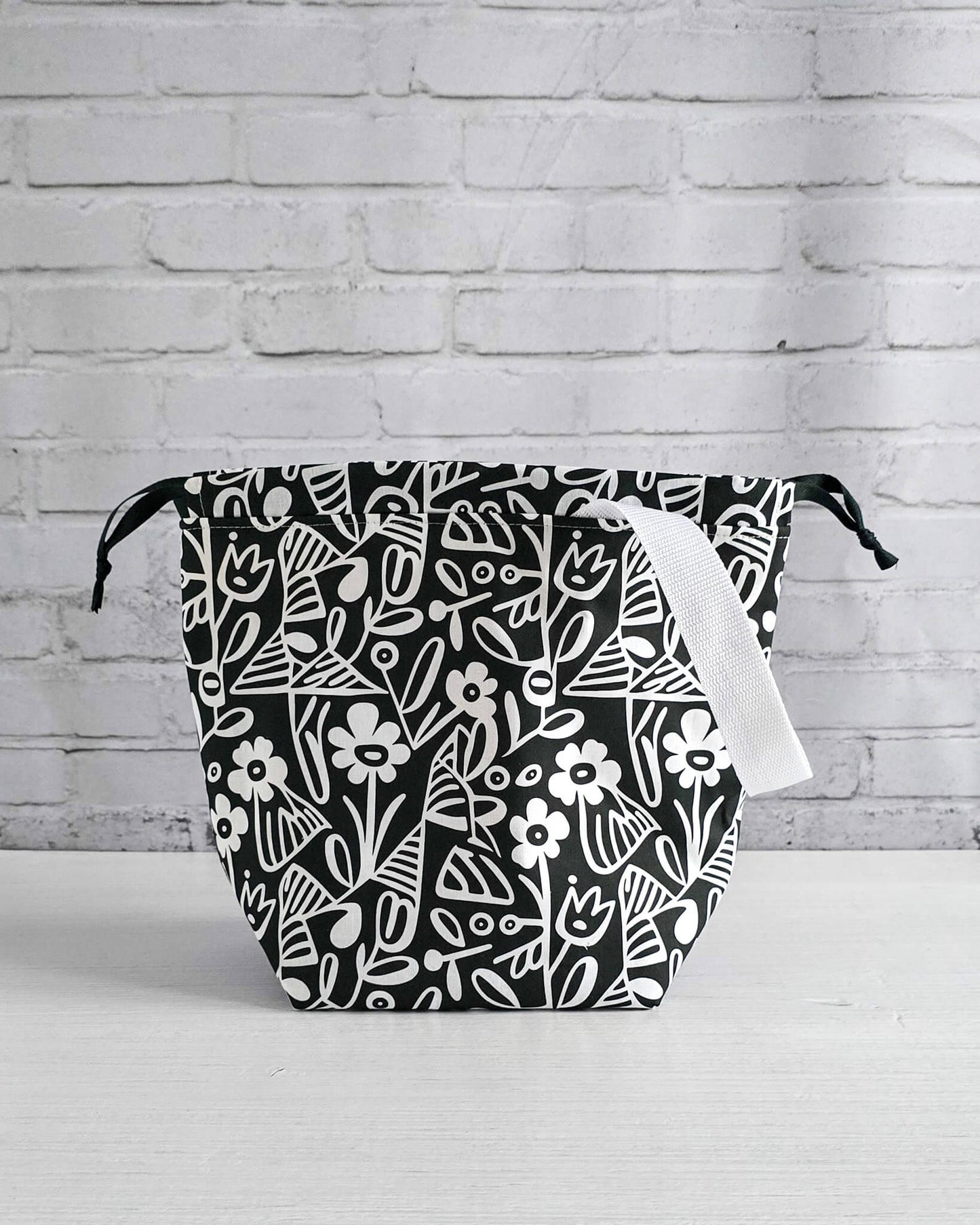 Tuva Bag M Projekttasche schwarz weiß grafisch - handgenäht in Bayern von Nadelmikado