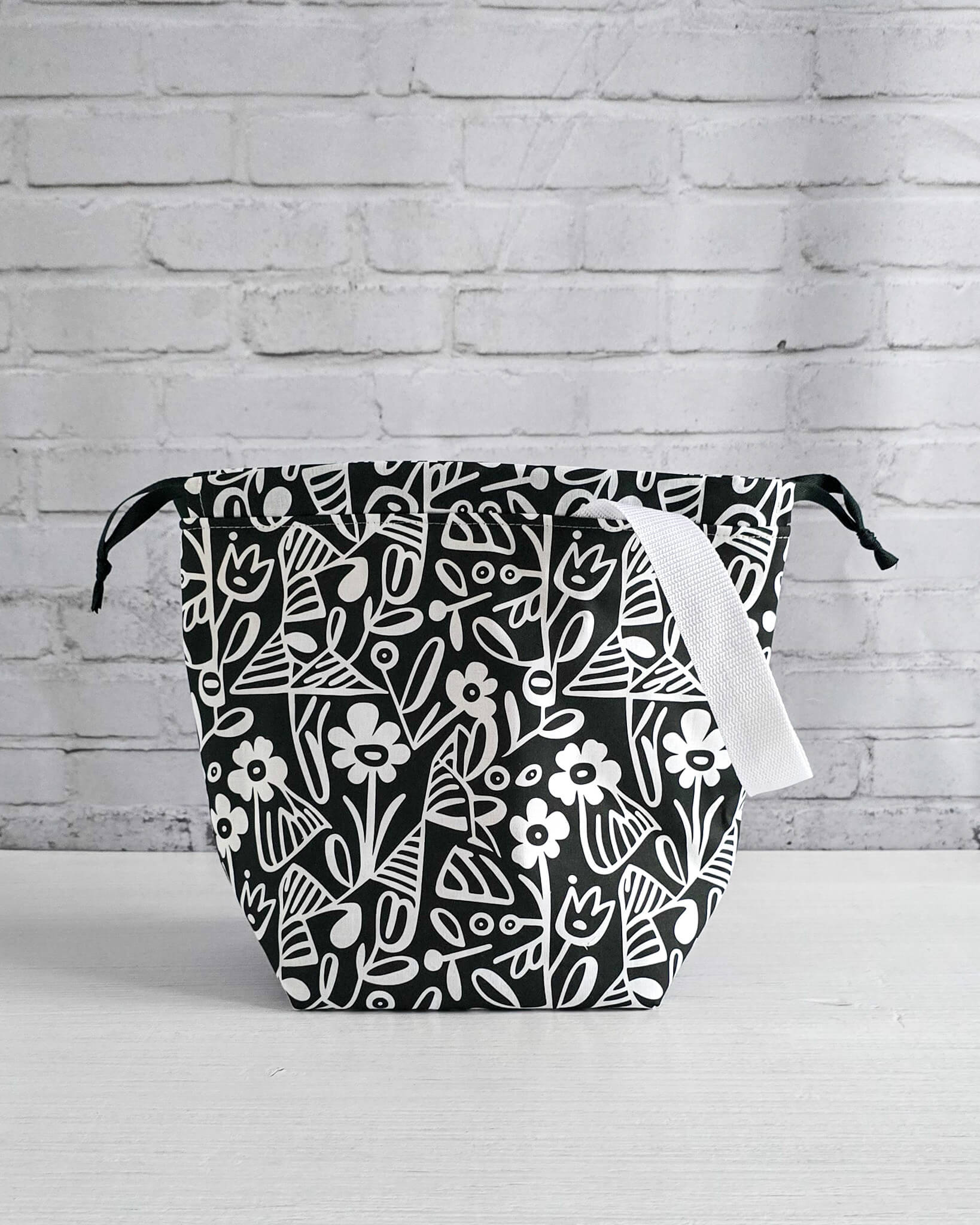 Tuva Bag M Projekttasche schwarz weiß grafisch - handgenäht in Bayern von Nadelmikado