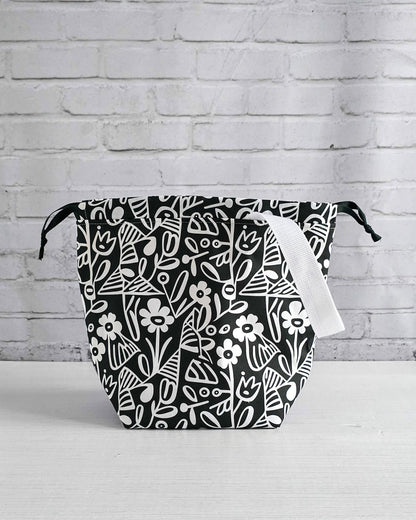 Tuva Bag M Projekttasche schwarz weiß grafisch - handgenäht in Bayern von Nadelmikado