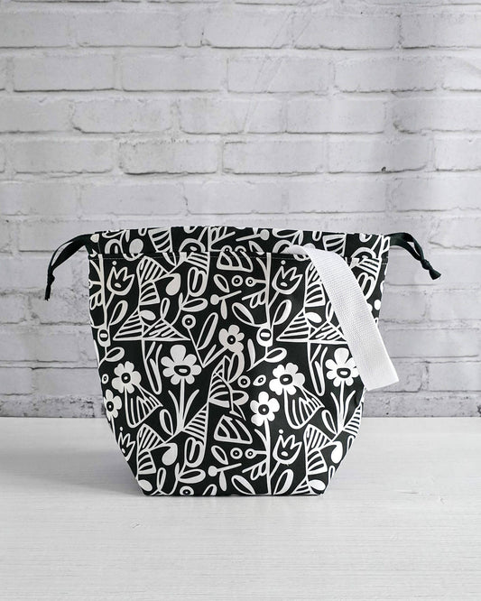 Tuva Bag M Projekttasche schwarz weiß grafisch - handgenäht in Bayern von Nadelmikado