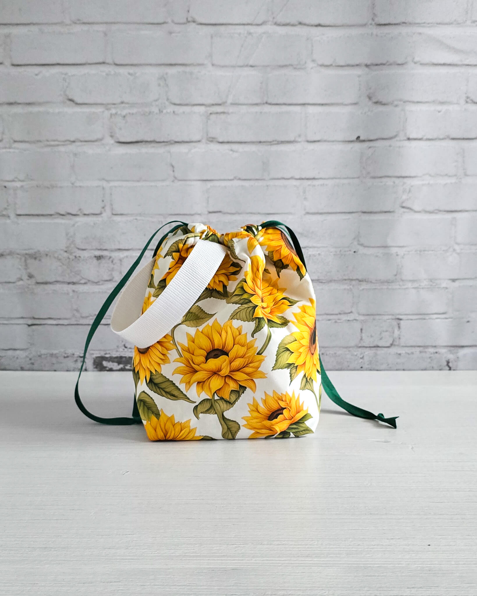 Tuva Bag M Projekttasche mit Sonnenblumenmotiv - handgenäht in Bayern von Nadelmikado