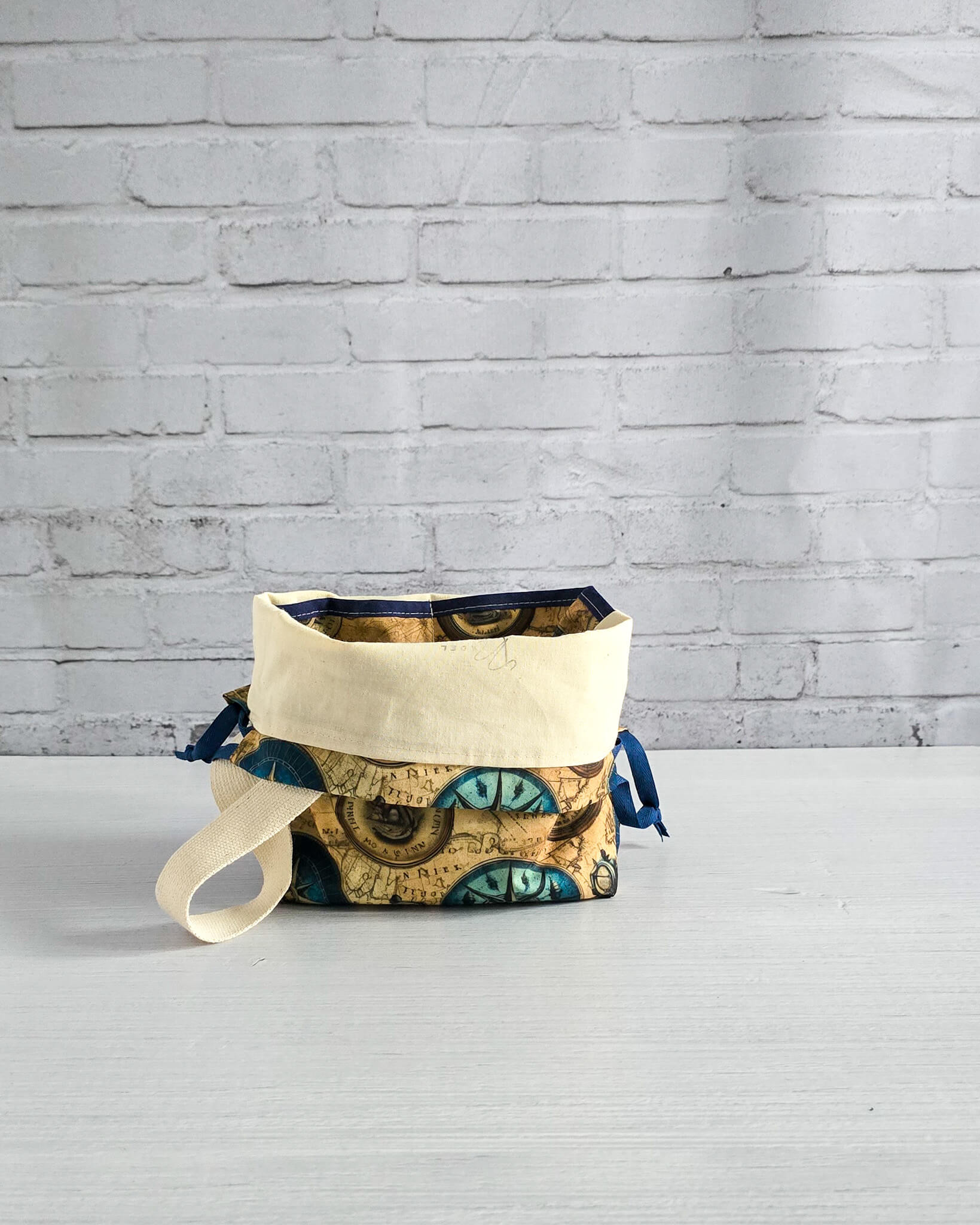 Tuva Bag S Projekttasche mit Kompassmotiv und Kordelzug - handgenäht in Bayern von Nadelmikado