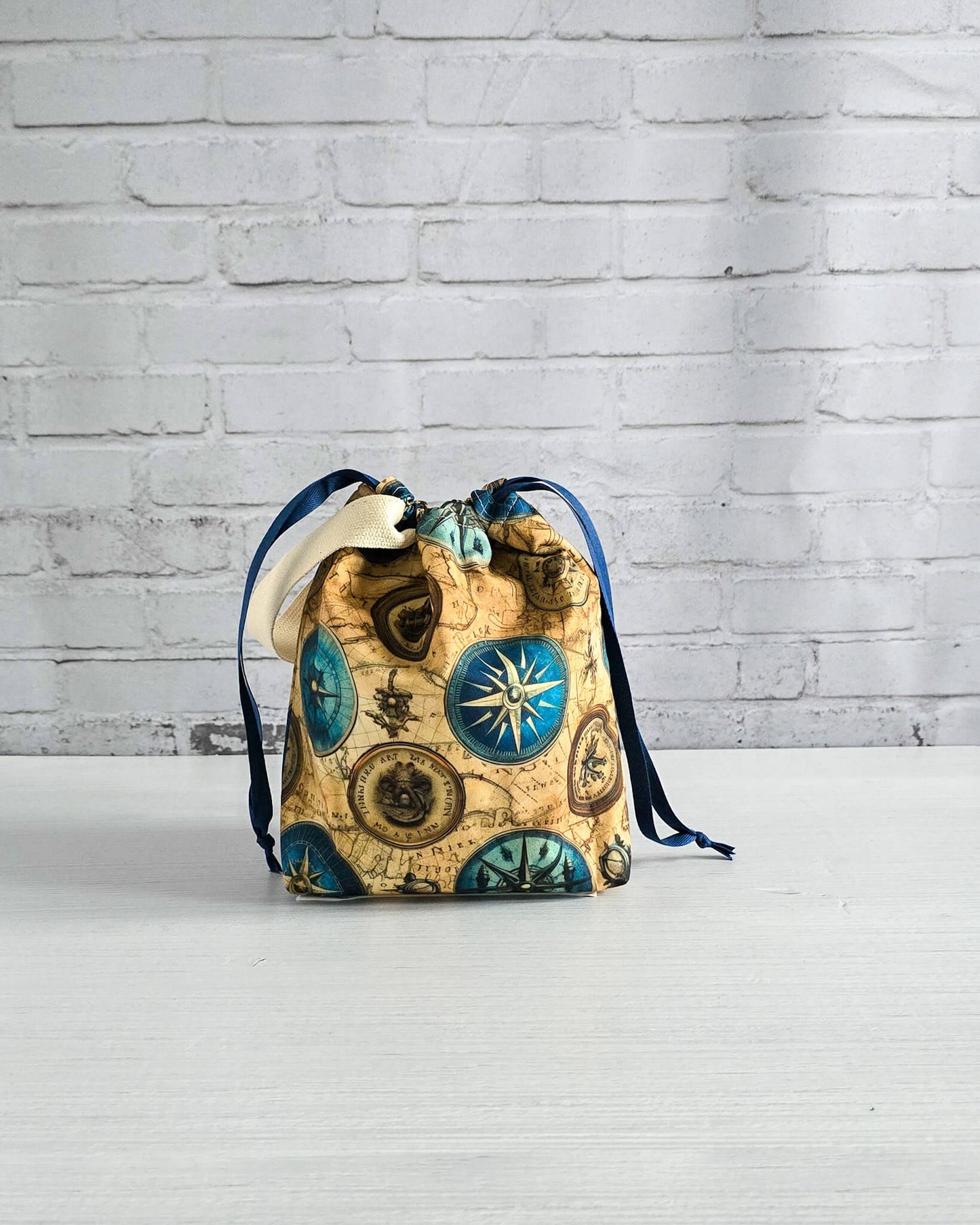 Tuva Bag S Projekttasche mit Kompassmotiv und Kordelzug - handgenäht in Bayern von Nadelmikado