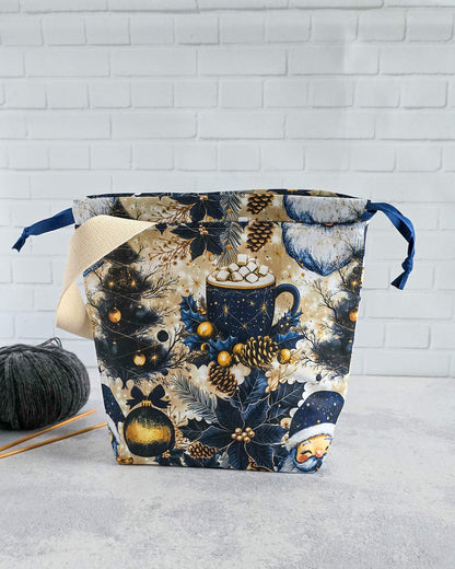 Tuva Projekttasche mit winterlichem Tassenmotiv und Kordelzug - handgenäht in Bayern von Nadelmikado