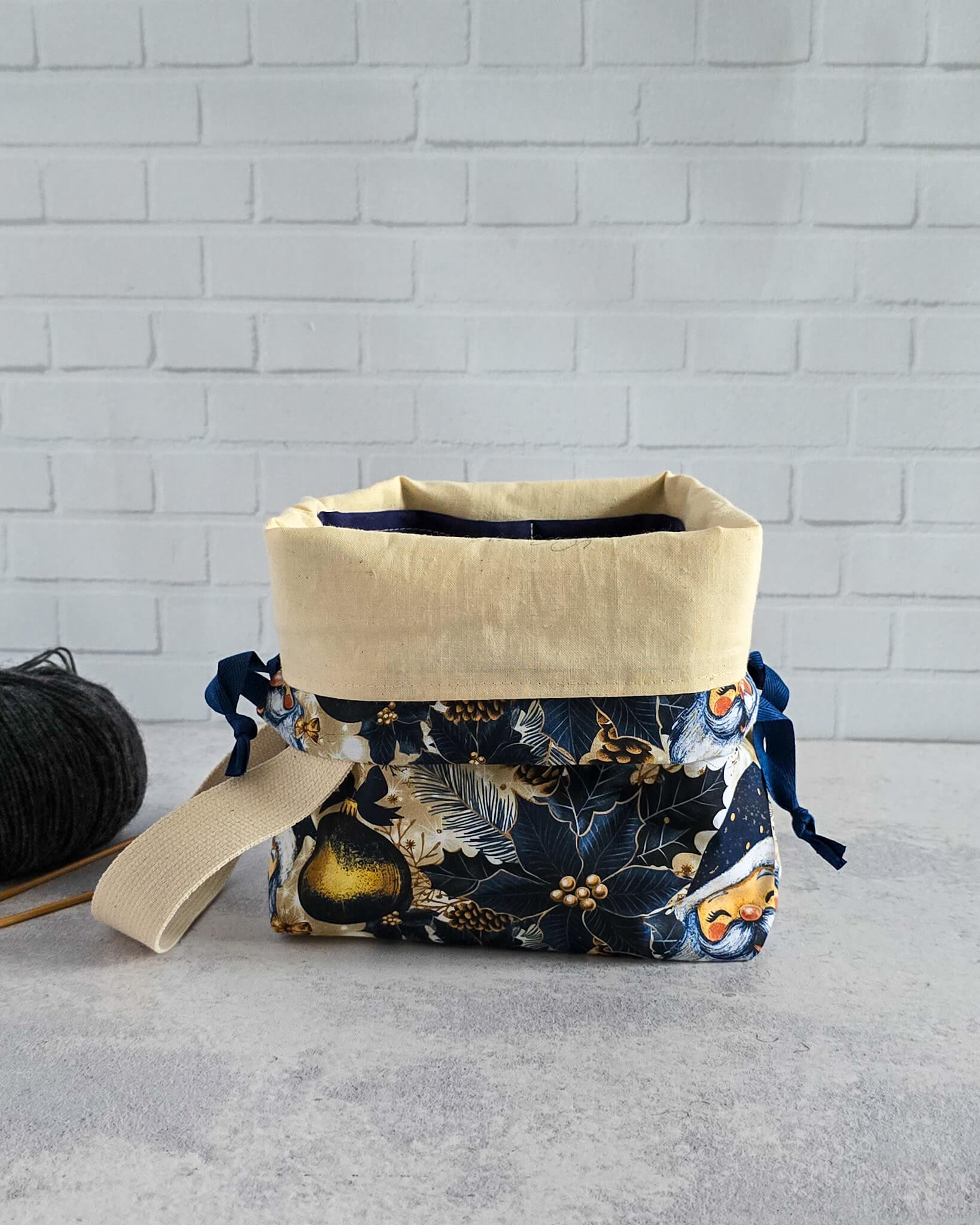 Tuva Projekttasche mit winterlichem Tassenmotiv und Kordelzug - handgenäht in Bayern von Nadelmikado