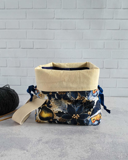 Tuva Projekttasche mit winterlichem Tassenmotiv und Kordelzug - handgenäht in Bayern von Nadelmikado