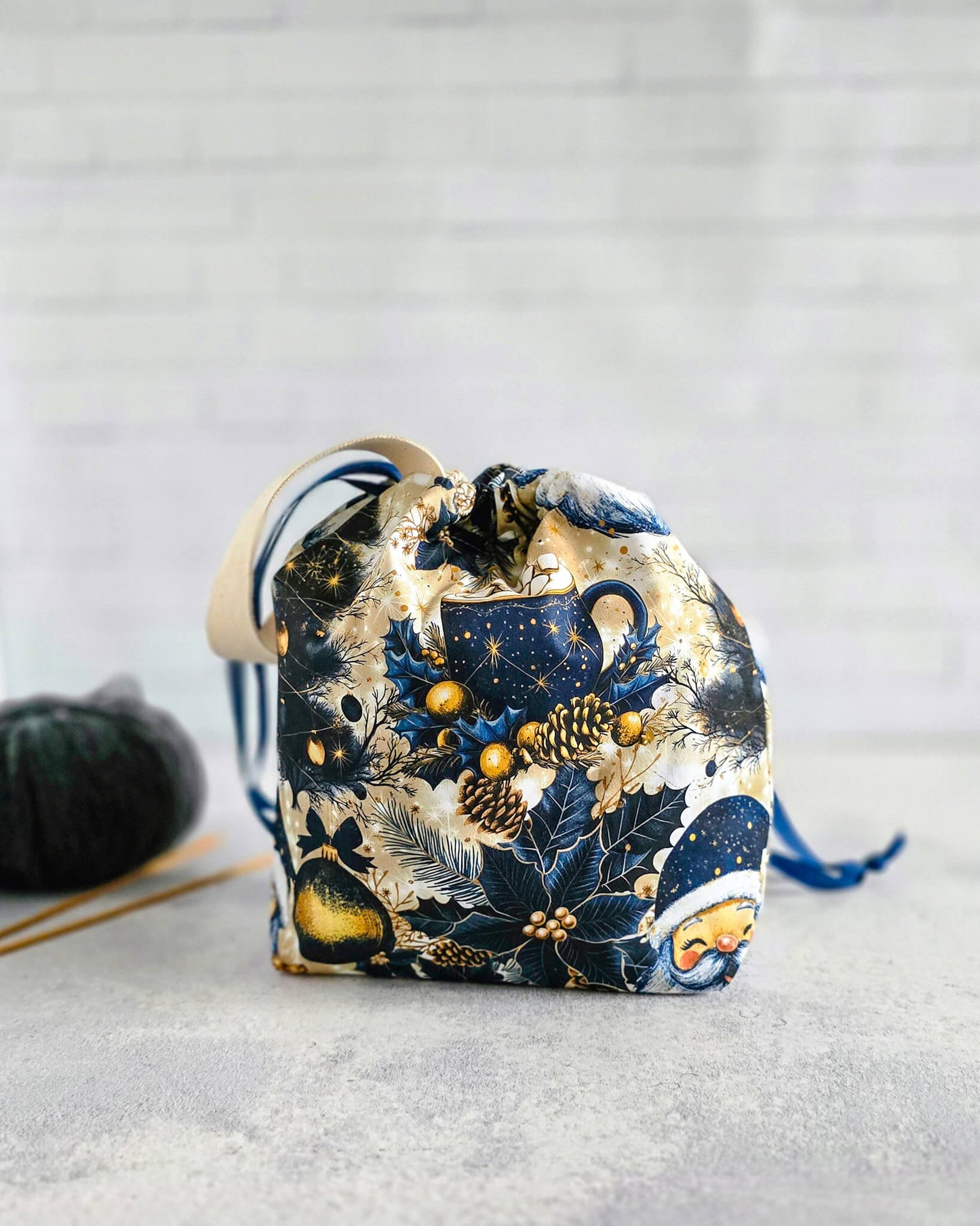 Tuva Projekttasche mit winterlichem Tassenmotiv und Kordelzug - handgenäht in Bayern von Nadelmikado