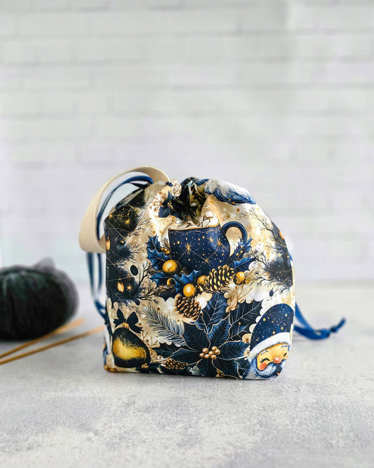 Tuva Projekttasche mit winterlichem Tassenmotiv und Kordelzug - handgenäht in Bayern von Nadelmikado