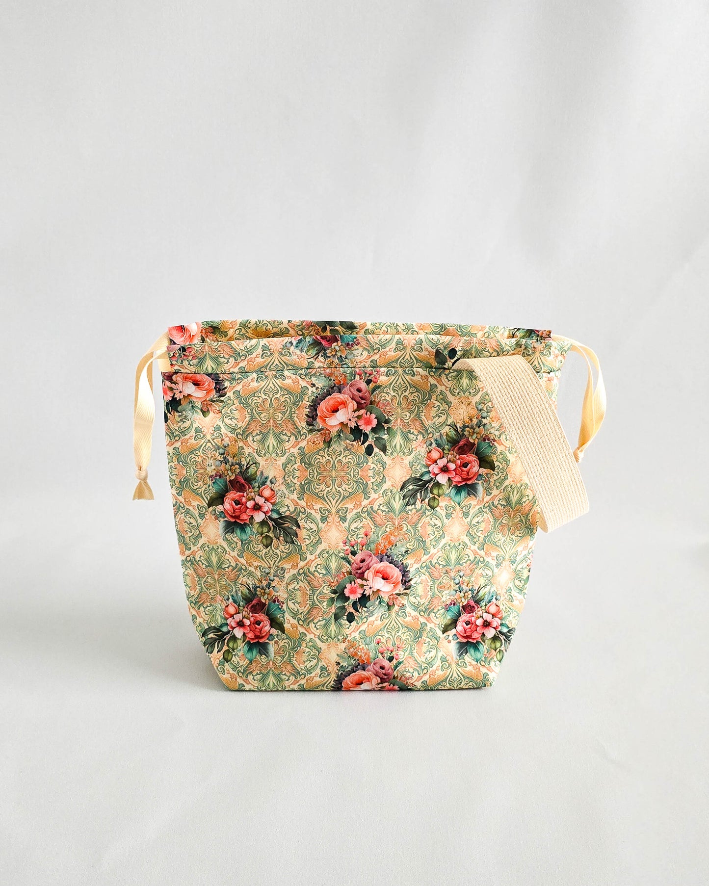 Stricktasche Vintage Tea Roses – Kordelzugtasche von Nadelmikado, handmade in Bayern