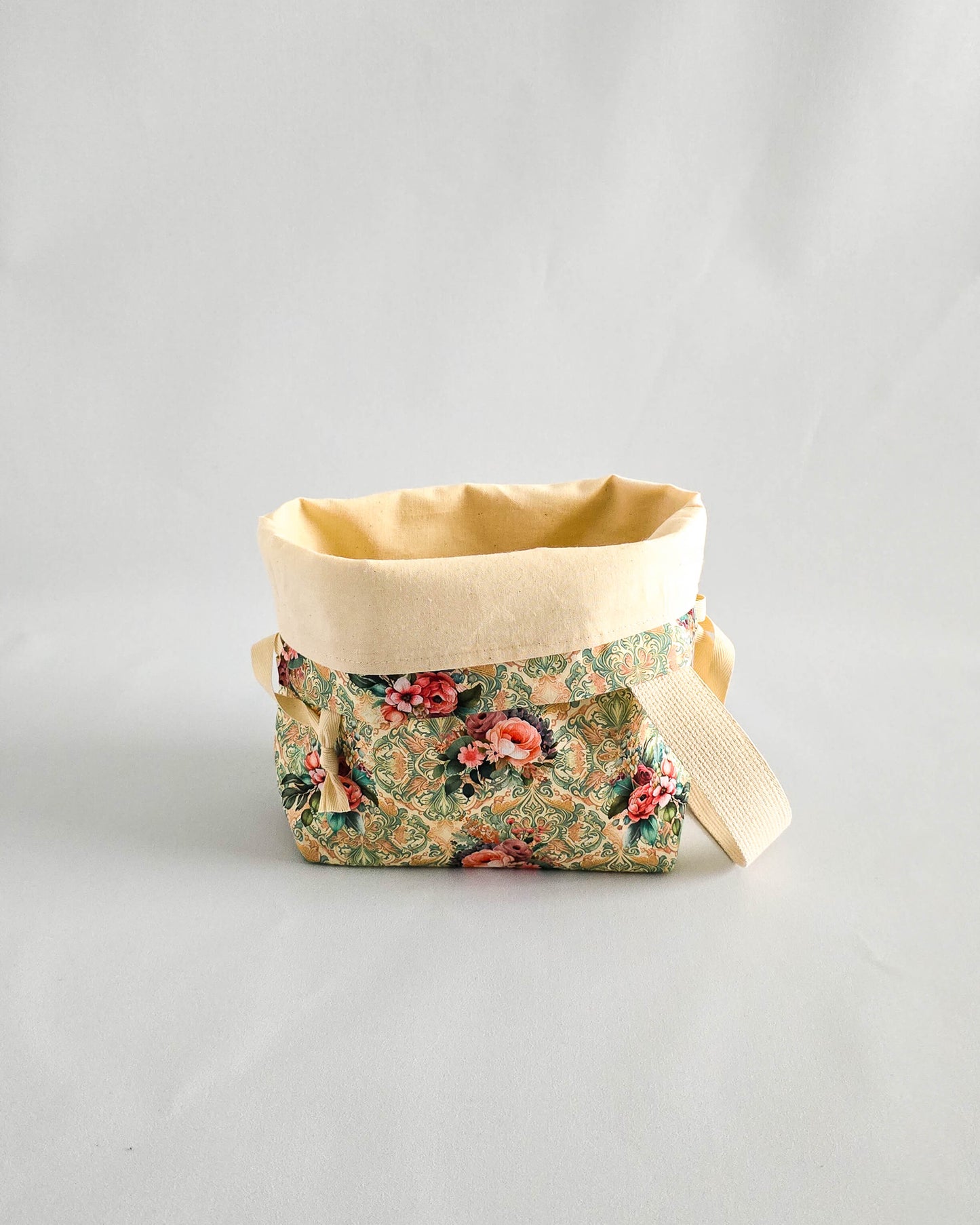 Stricktasche Vintage Tea Roses – Kordelzugtasche von Nadelmikado, handmade in Bayern