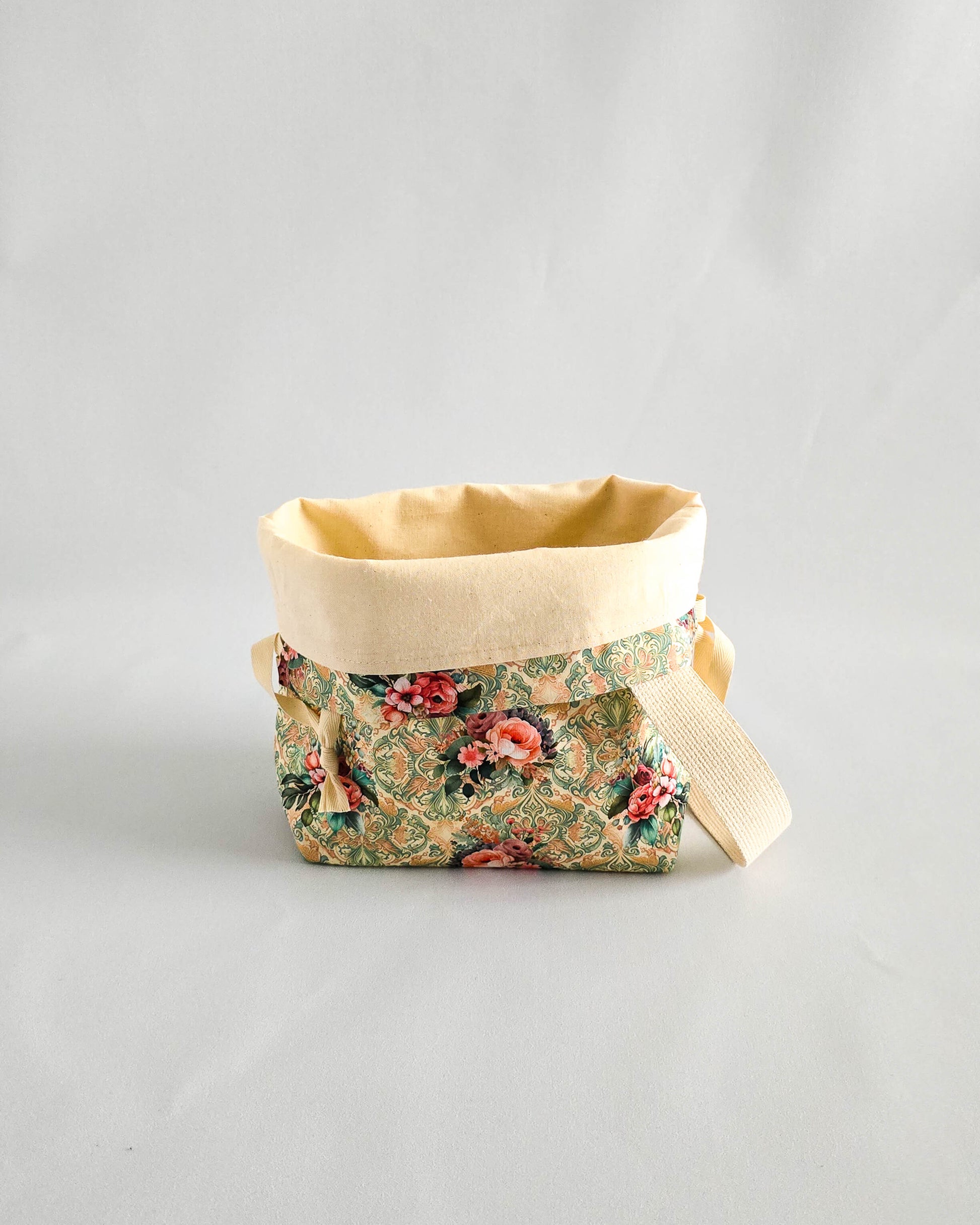 Stricktasche Vintage Tea Roses – Kordelzugtasche von Nadelmikado, handmade in Bayern