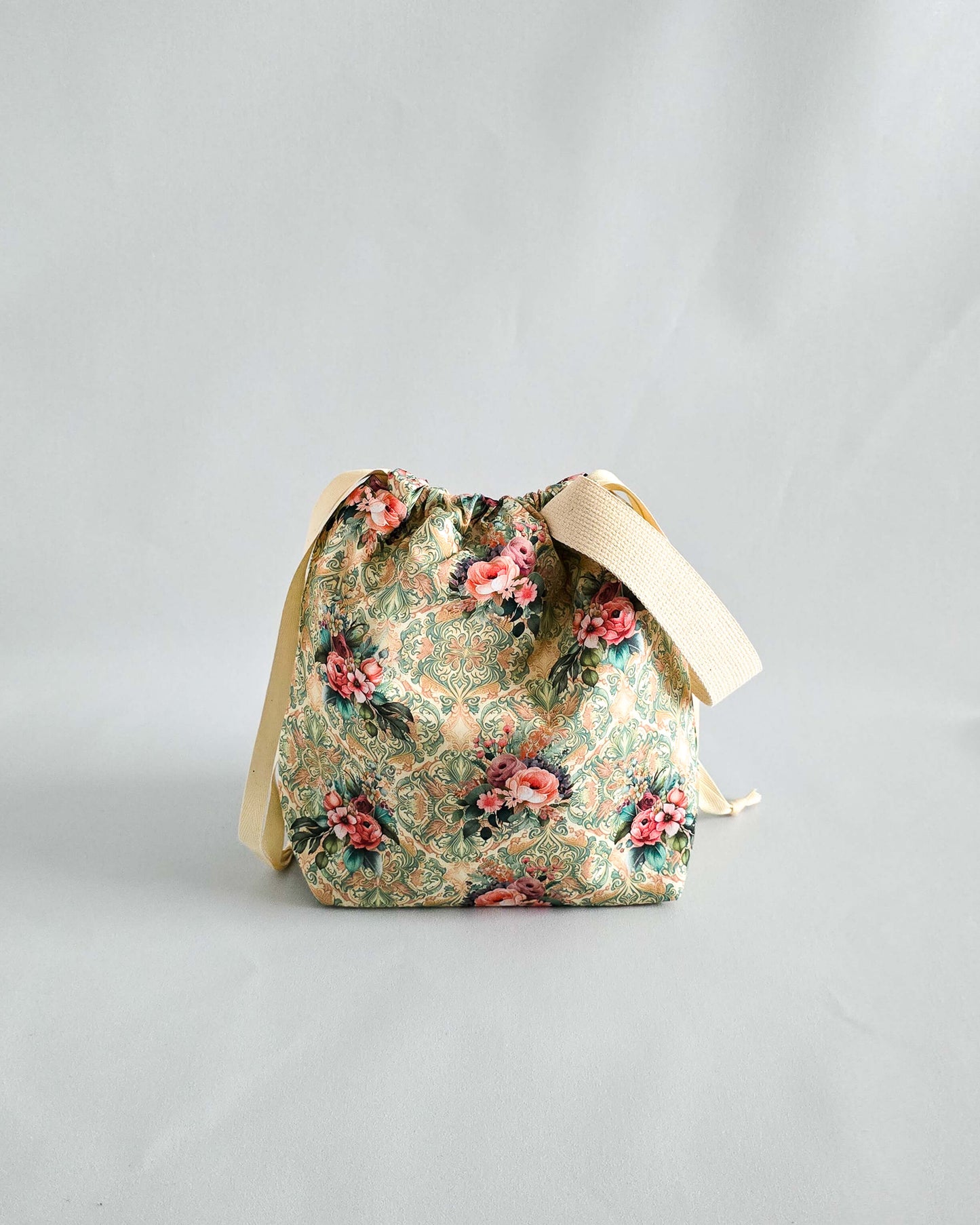 Stricktasche Vintage Tea Roses – Kordelzugtasche von Nadelmikado, handmade in Bayern