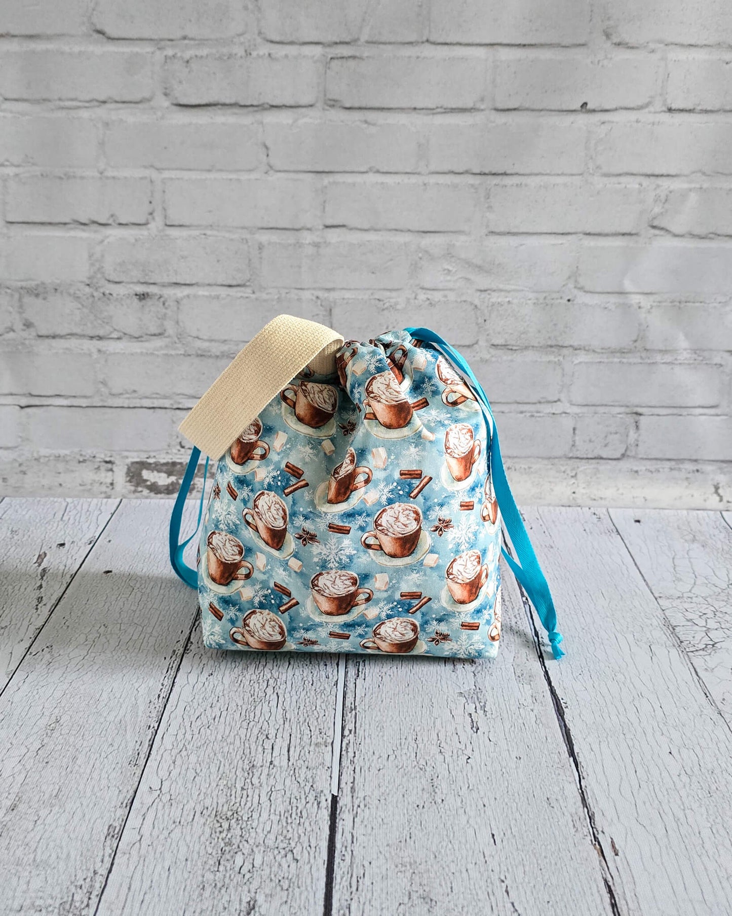 Tuva Bag Winter Cocoa Projekttasche mit Kakao-Motiv - handgenäht in Bayern von Nadelmikado