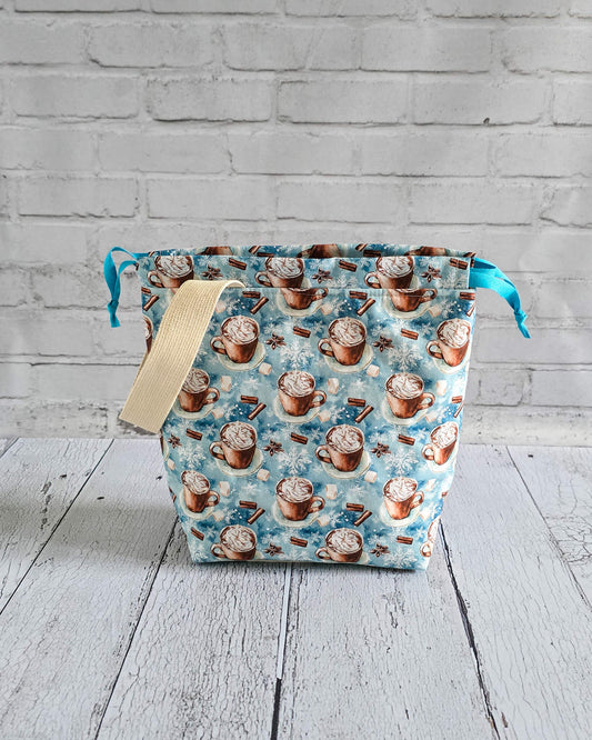 Tuva Bag Winter Cocoa Projekttasche mit Kakao-Motiv - handgenäht in Bayern von Nadelmikado