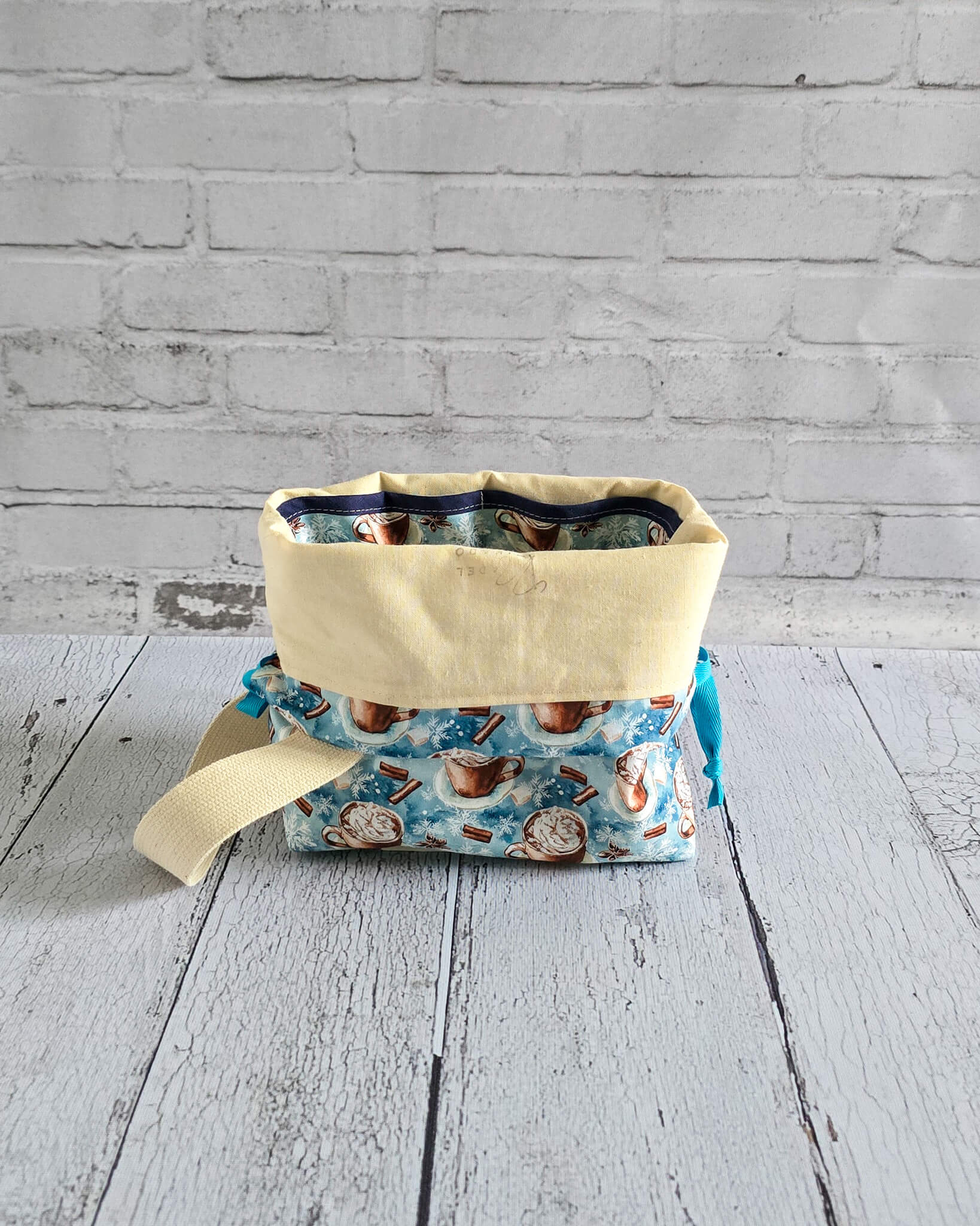 Tuva Bag Winter Cocoa Projekttasche mit Kakao-Motiv - handgenäht in Bayern von Nadelmikado