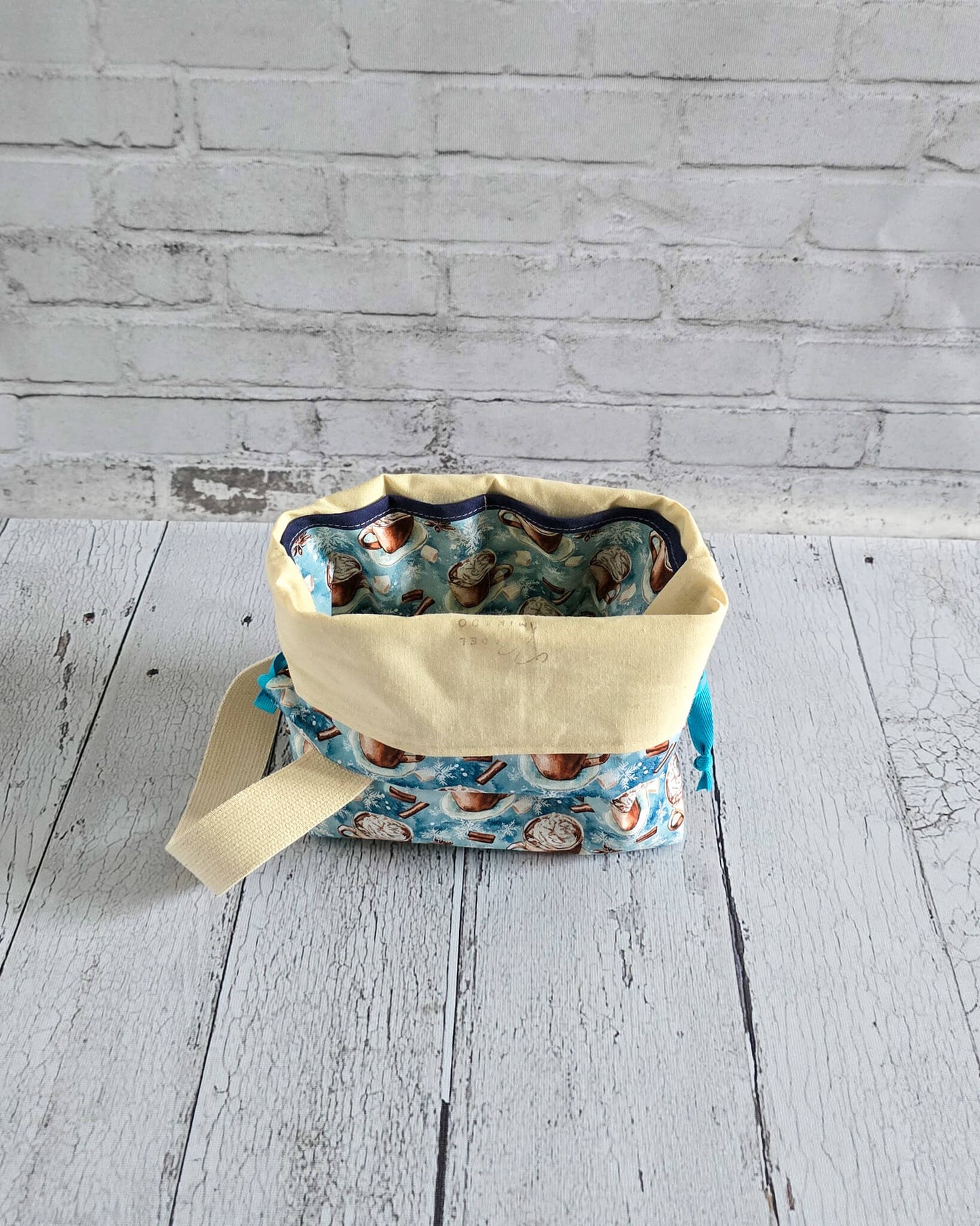 Tuva Bag Winter Cocoa Projekttasche mit Kakao-Motiv - handgenäht in Bayern von Nadelmikado