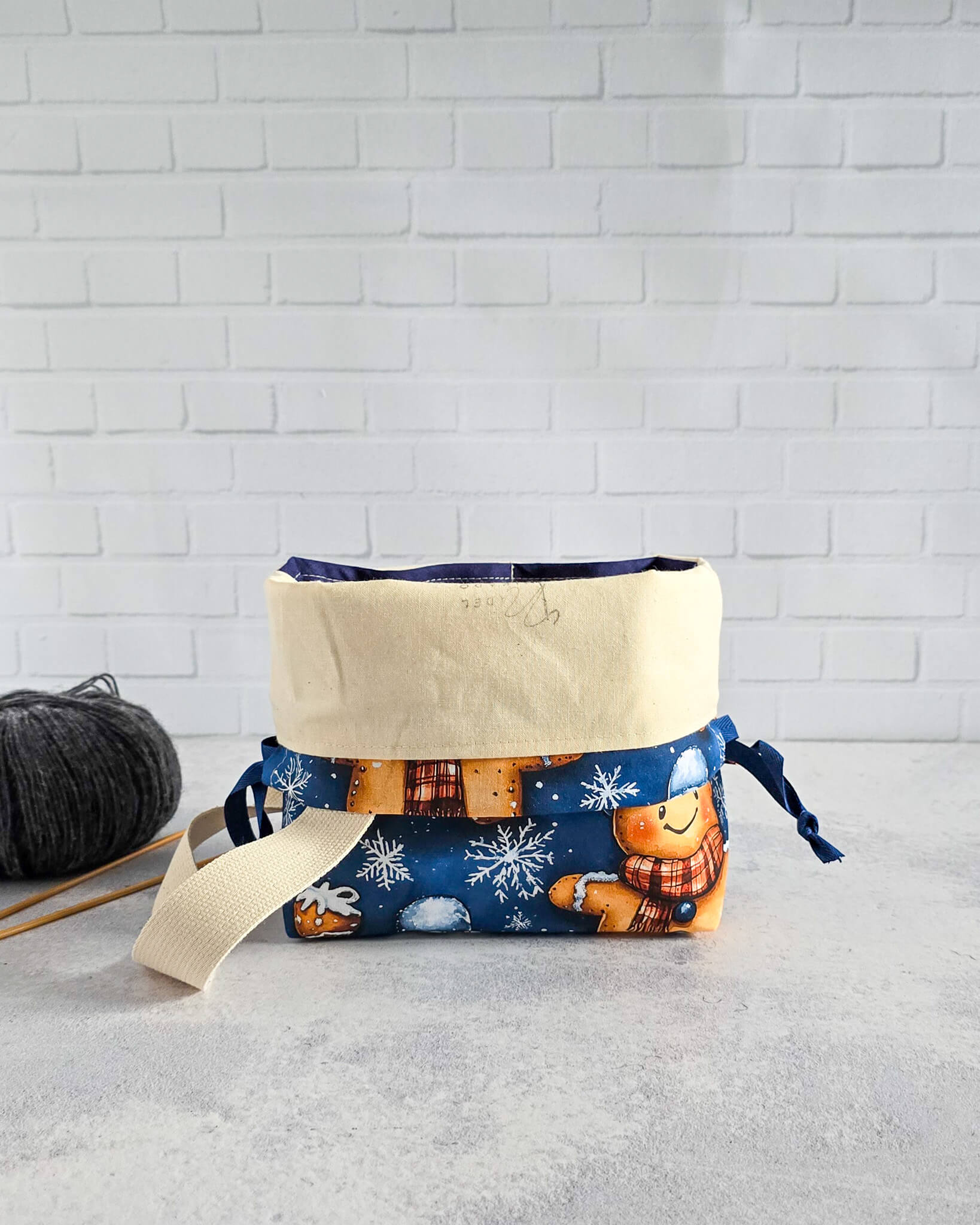 Tuva Projekttasche mit Lebkuchenmotiv und Kordelzug - handgenäht in Bayern von Nadelmikado